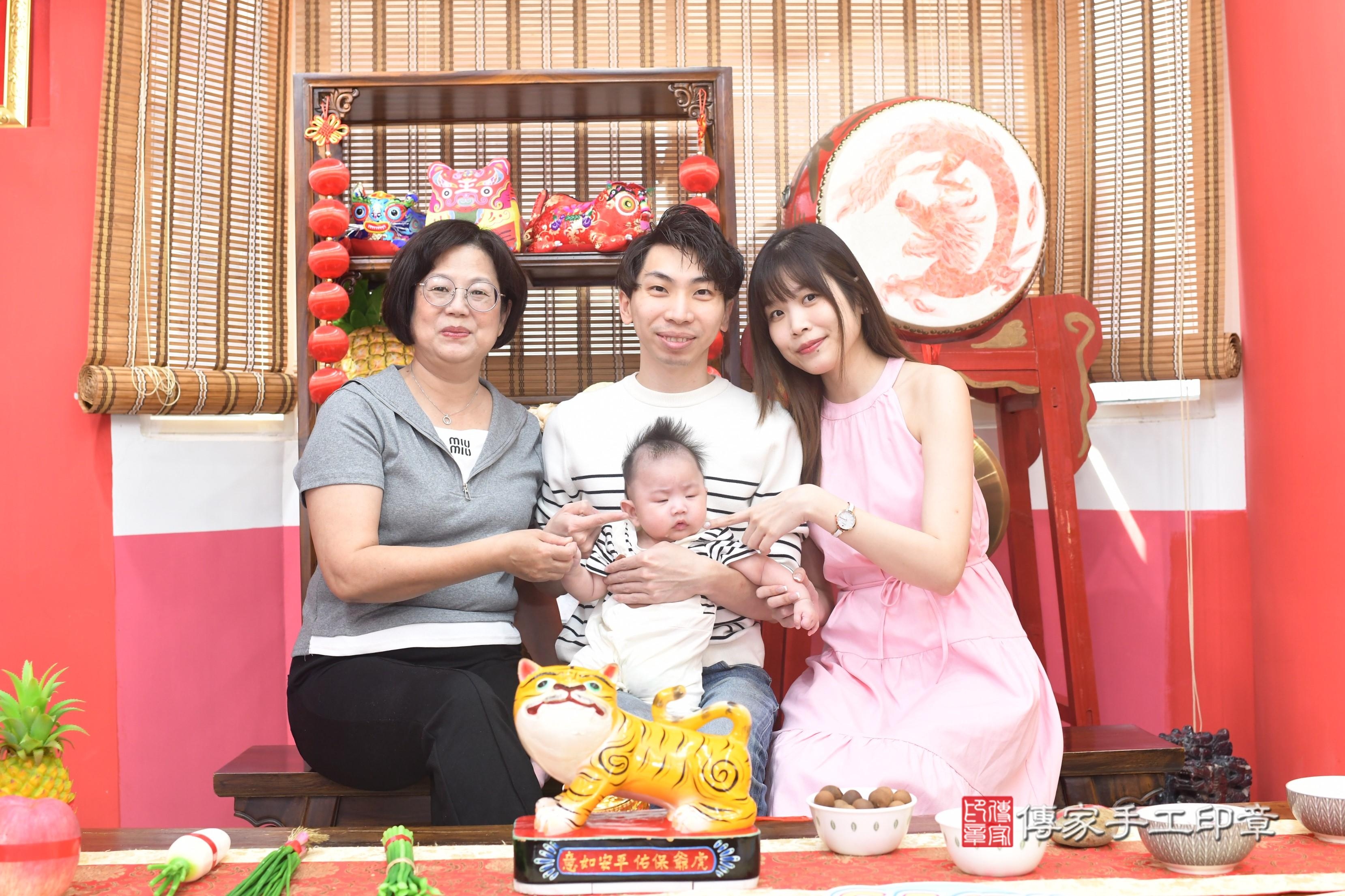 傳家手工印章高雄店、抓周、度脺、中國風會場、傳家嬰兒古禮、吉祥話、抓周道具物品24種、拍照。抓周證書。寶寶抓周、滿周歲、生日快樂、祝福