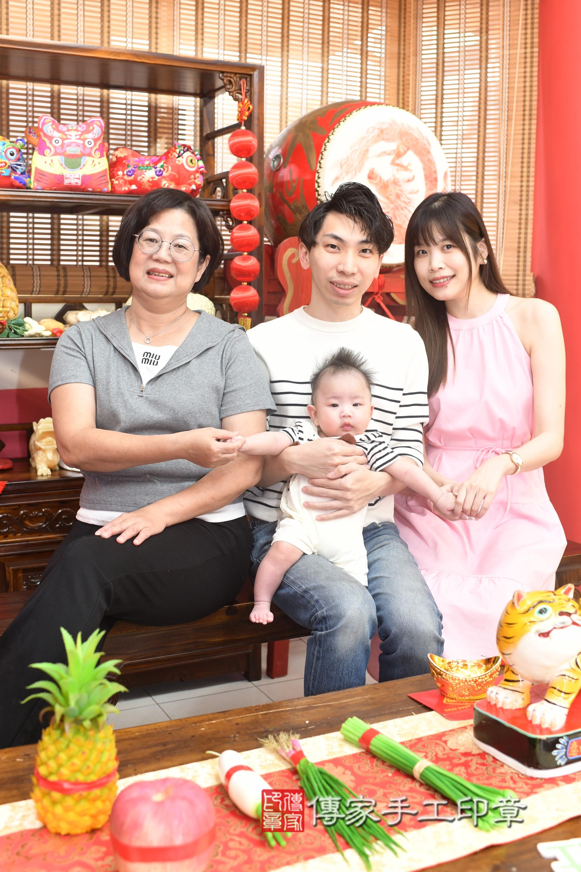 傳家手工印章高雄店、抓周、度脺、中國風會場、傳家嬰兒古禮、吉祥話、抓周道具物品24種、拍照。抓周證書。寶寶抓周、滿周歲、生日快樂、祝福