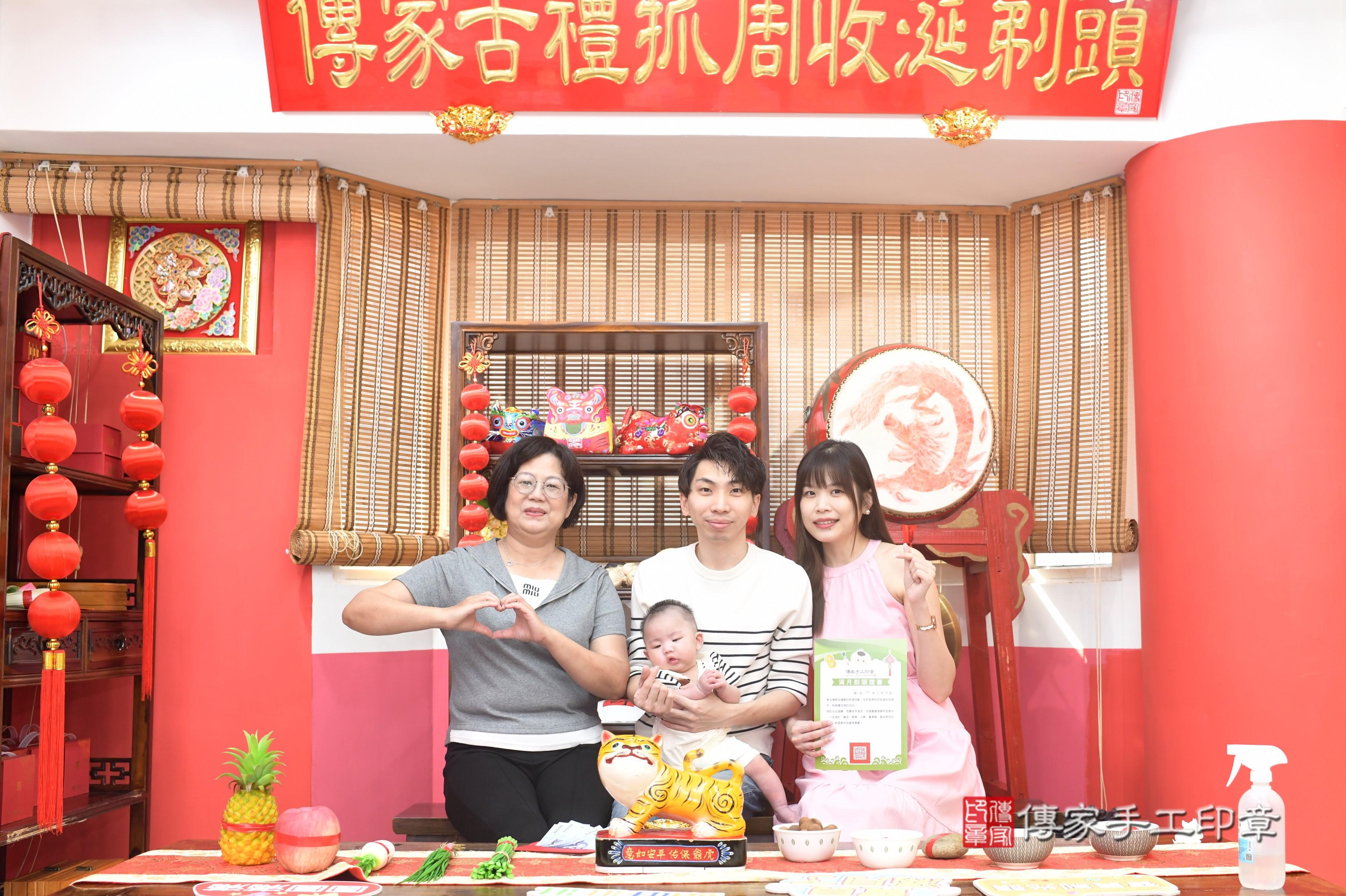 傳家手工印章高雄店、抓周、度脺、中國風會場、傳家嬰兒古禮、吉祥話、抓周道具物品24種、拍照。抓周證書。寶寶抓周、滿周歲、生日快樂、祝福