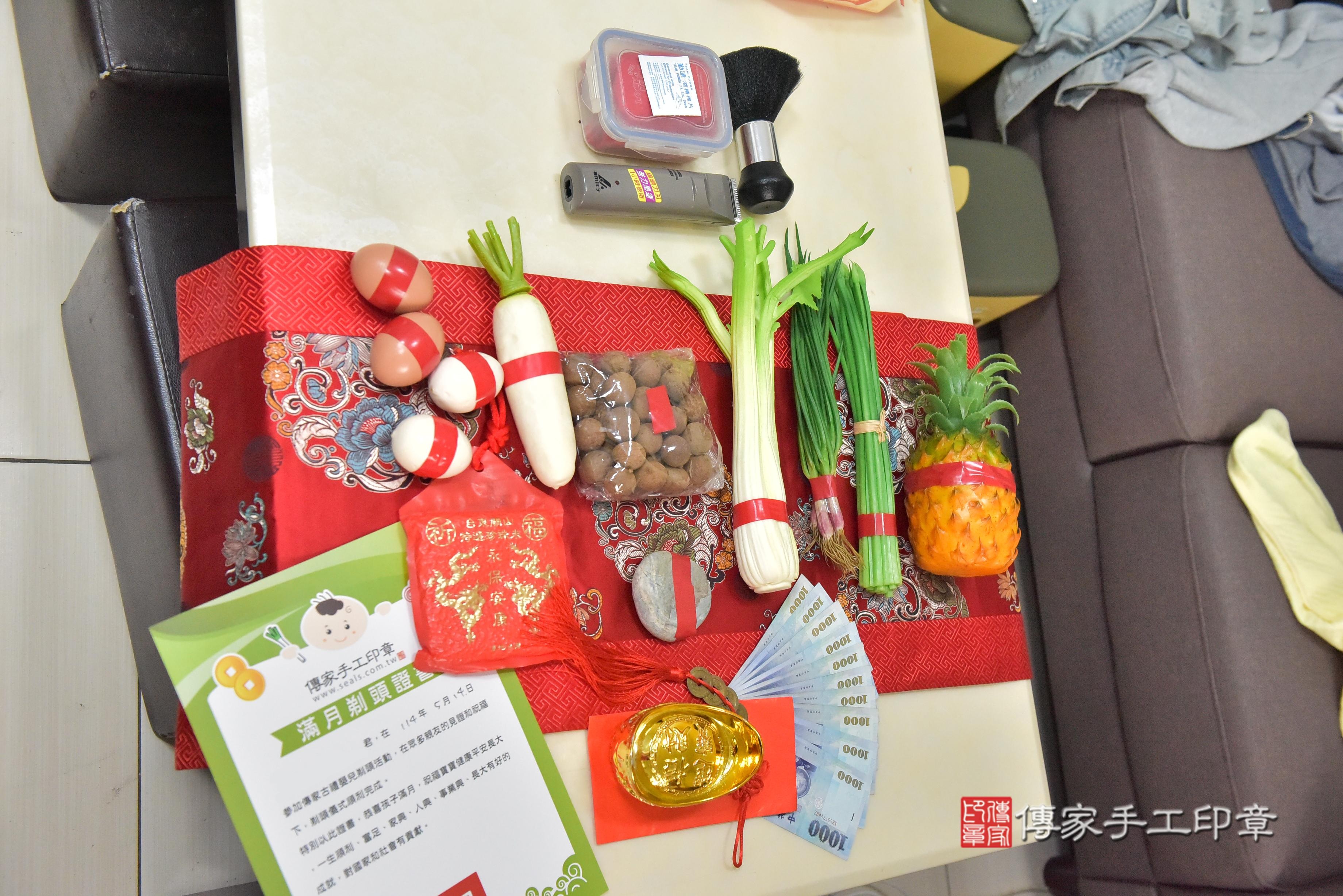 傳家手工印章高雄店、抓周、度脺、中國風會場、傳家嬰兒古禮、吉祥話、抓周道具物品24種、拍照。抓周證書。寶寶抓周、滿周歲、生日快樂、祝福 傳家手工印章高雄店、抓周、度脺、中國風會場、傳家嬰兒古禮、吉祥話、抓周道具物品24種、拍照。抓周證書。寶寶抓周、滿周歲、生日快樂、祝福