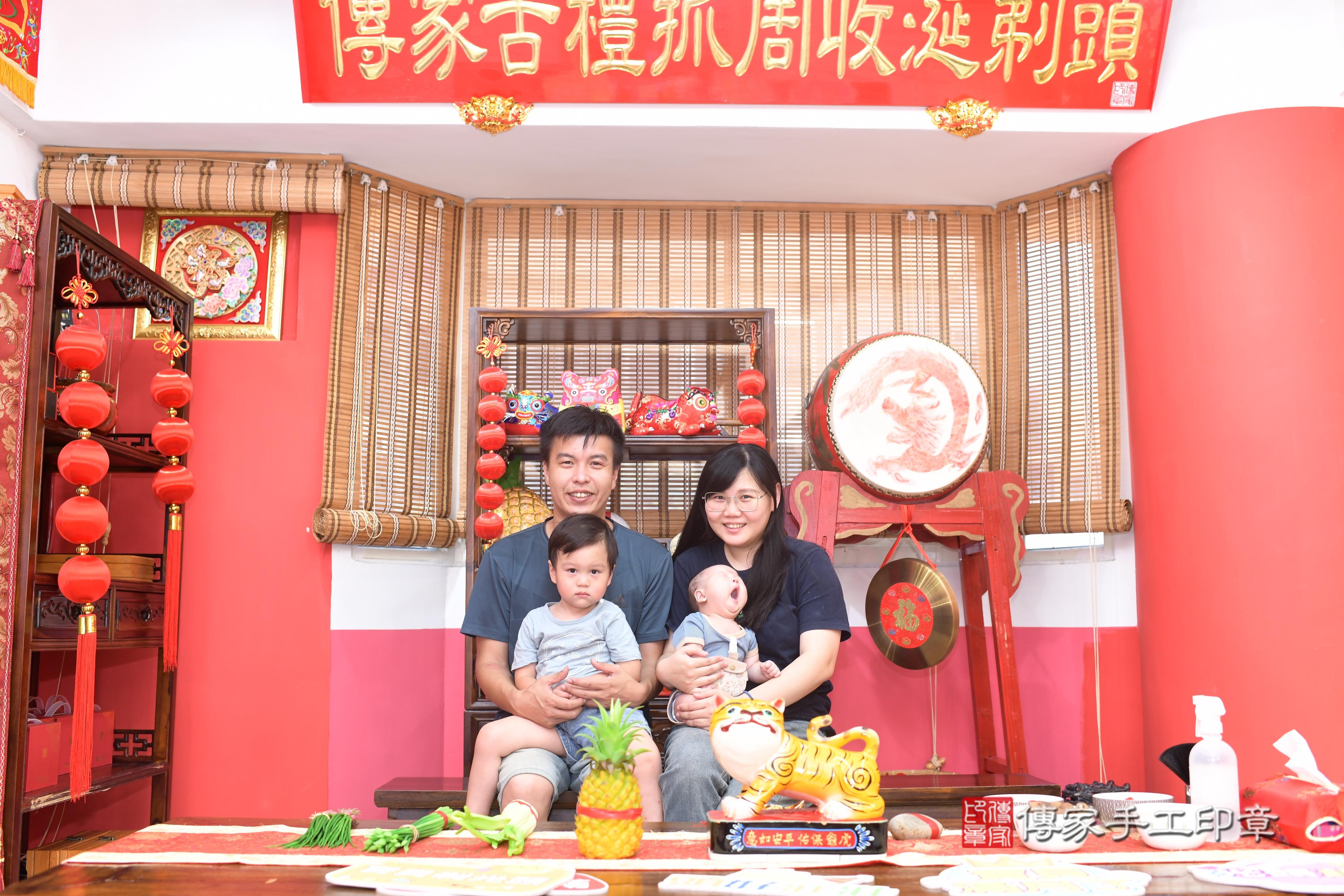 傳家手工印章高雄店、抓周、度脺、中國風會場、傳家嬰兒古禮、吉祥話、抓周道具物品24種、拍照。抓周證書。寶寶抓周、滿周歲、生日快樂、祝福
