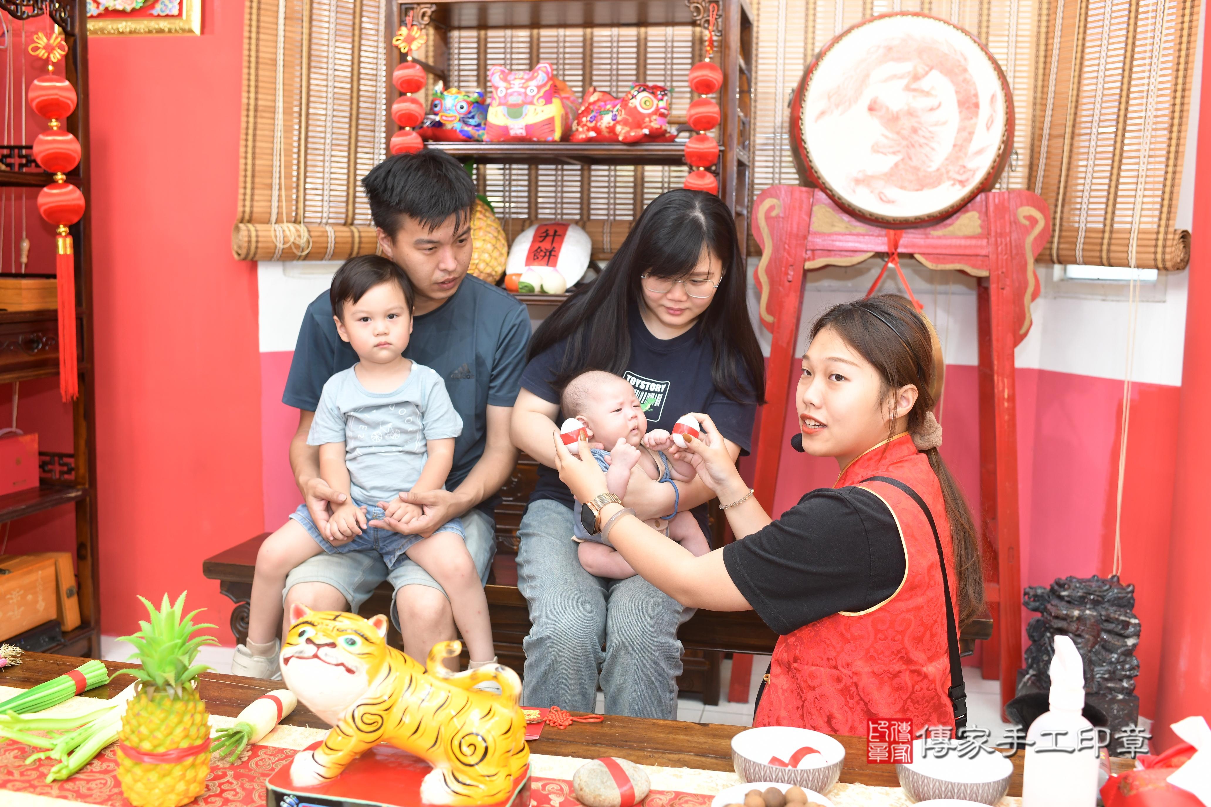 傳家手工印章高雄店、抓周、度脺、中國風會場、傳家嬰兒古禮、吉祥話、抓周道具物品24種、拍照。抓周證書。寶寶抓周、滿周歲、生日快樂、祝福