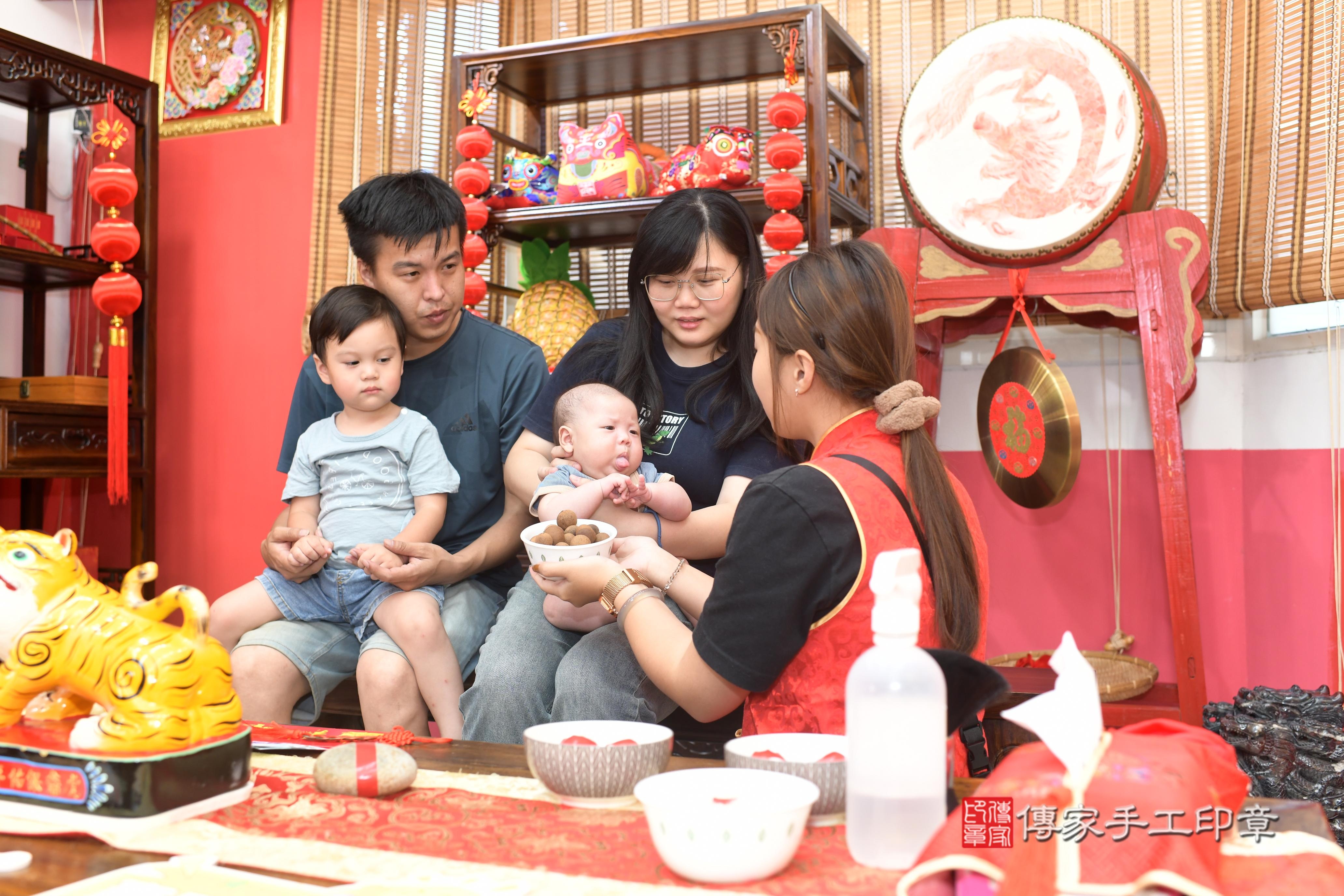 傳家手工印章高雄店、抓周、度脺、中國風會場、傳家嬰兒古禮、吉祥話、抓周道具物品24種、拍照。抓周證書。寶寶抓周、滿周歲、生日快樂、祝福