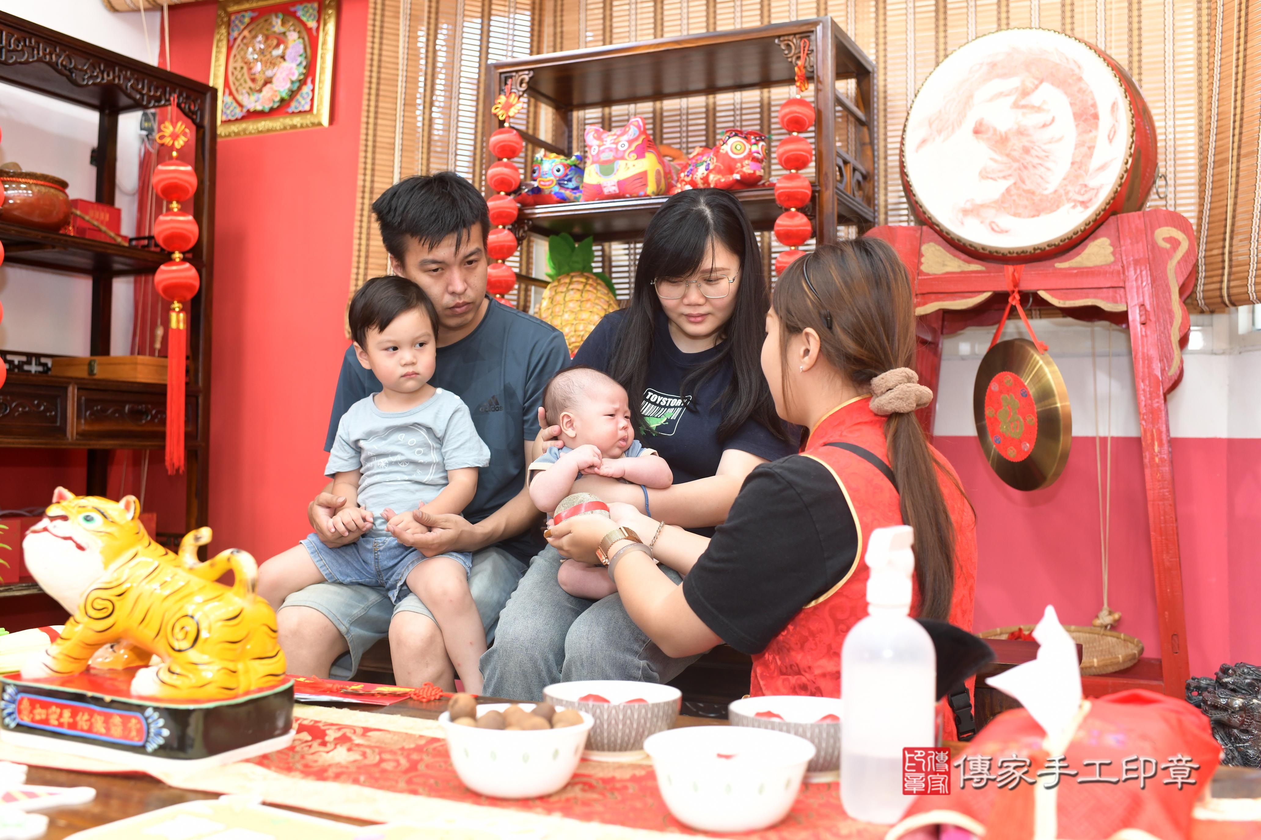 傳家手工印章高雄店、抓周、度脺、中國風會場、傳家嬰兒古禮、吉祥話、抓周道具物品24種、拍照。抓周證書。寶寶抓周、滿周歲、生日快樂、祝福