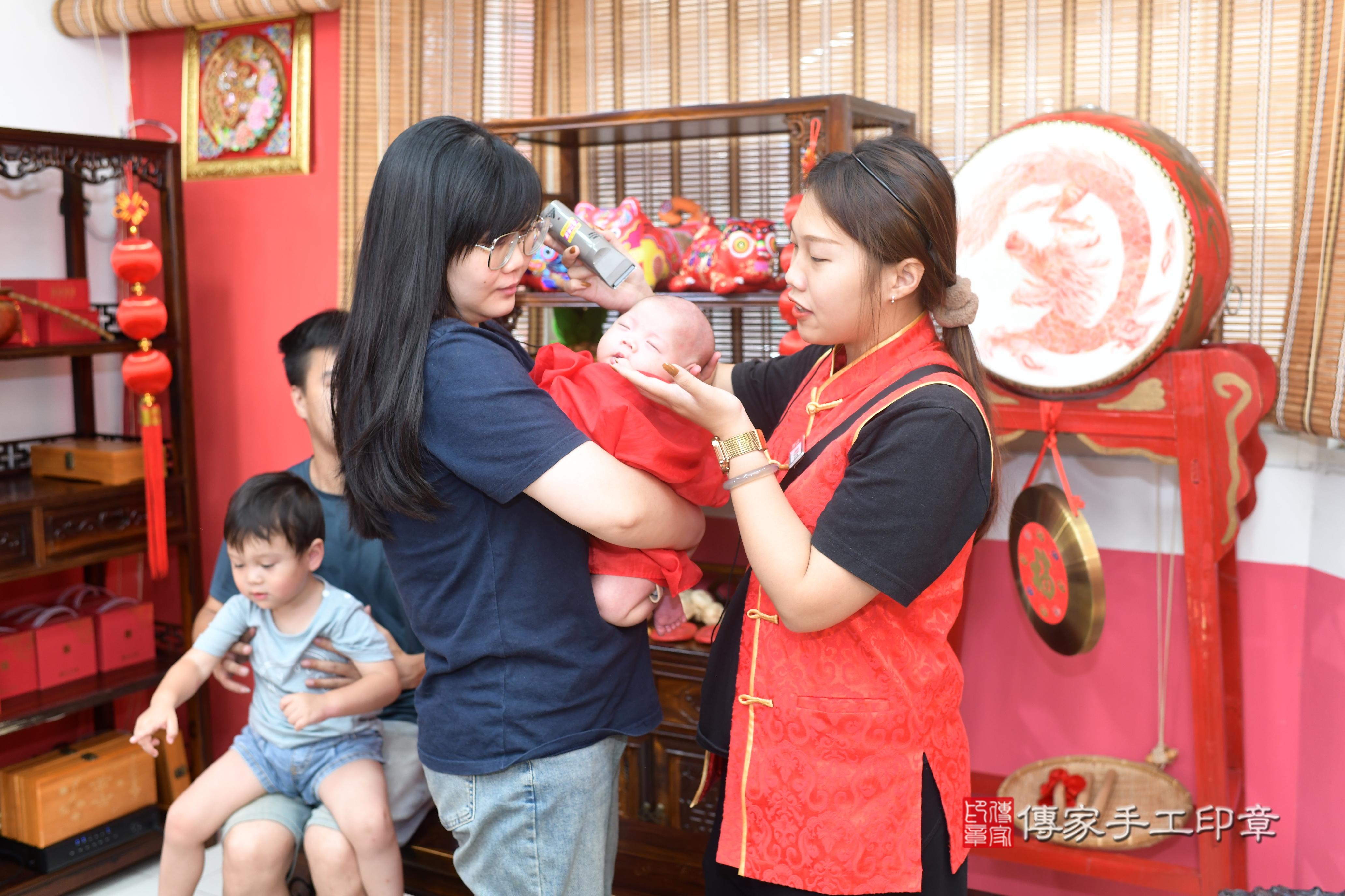 傳家手工印章高雄店、抓周、度脺、中國風會場、傳家嬰兒古禮、吉祥話、抓周道具物品24種、拍照。抓周證書。寶寶抓周、滿周歲、生日快樂、祝福