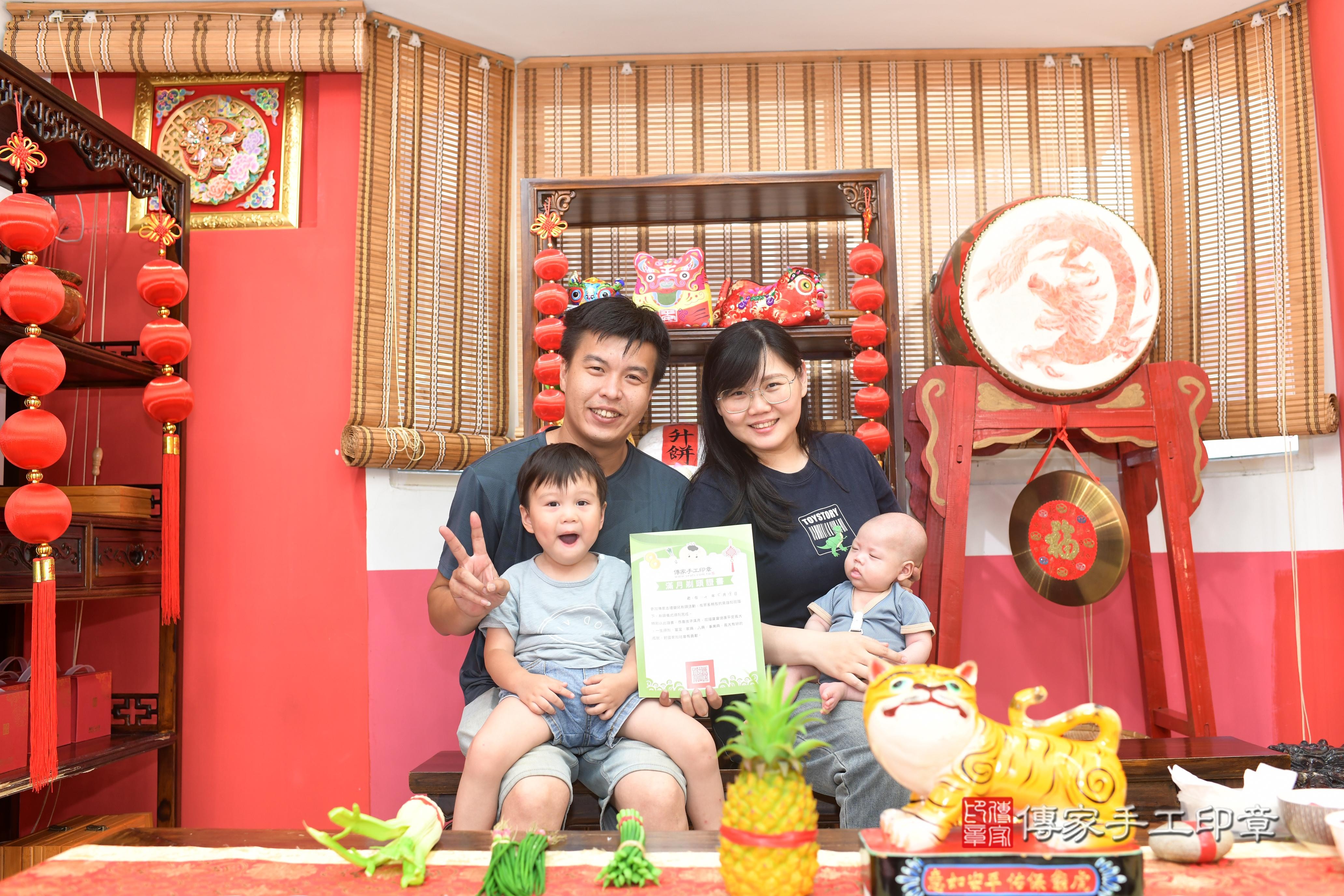 傳家手工印章高雄店、抓周、度脺、中國風會場、傳家嬰兒古禮、吉祥話、抓周道具物品24種、拍照。抓周證書。寶寶抓周、滿周歲、生日快樂、祝福