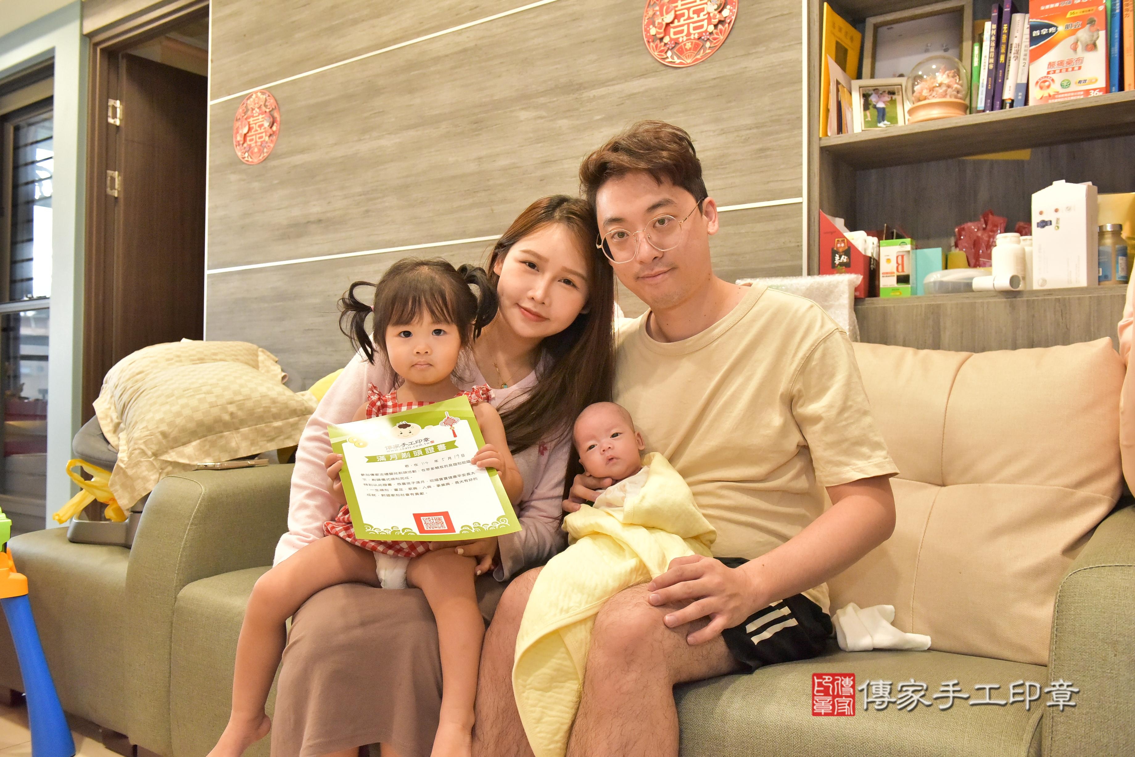 傳家手工印章高雄店、抓周、度脺、中國風會場、傳家嬰兒古禮、吉祥話、抓周道具物品24種、拍照。抓周證書。寶寶抓周、滿周歲、生日快樂、祝福 傳家手工印章高雄店、抓周、度脺、中國風會場、傳家嬰兒古禮、吉祥話、抓周道具物品24種、拍照。抓周證書。寶寶抓周、滿周歲、生日快樂、祝福