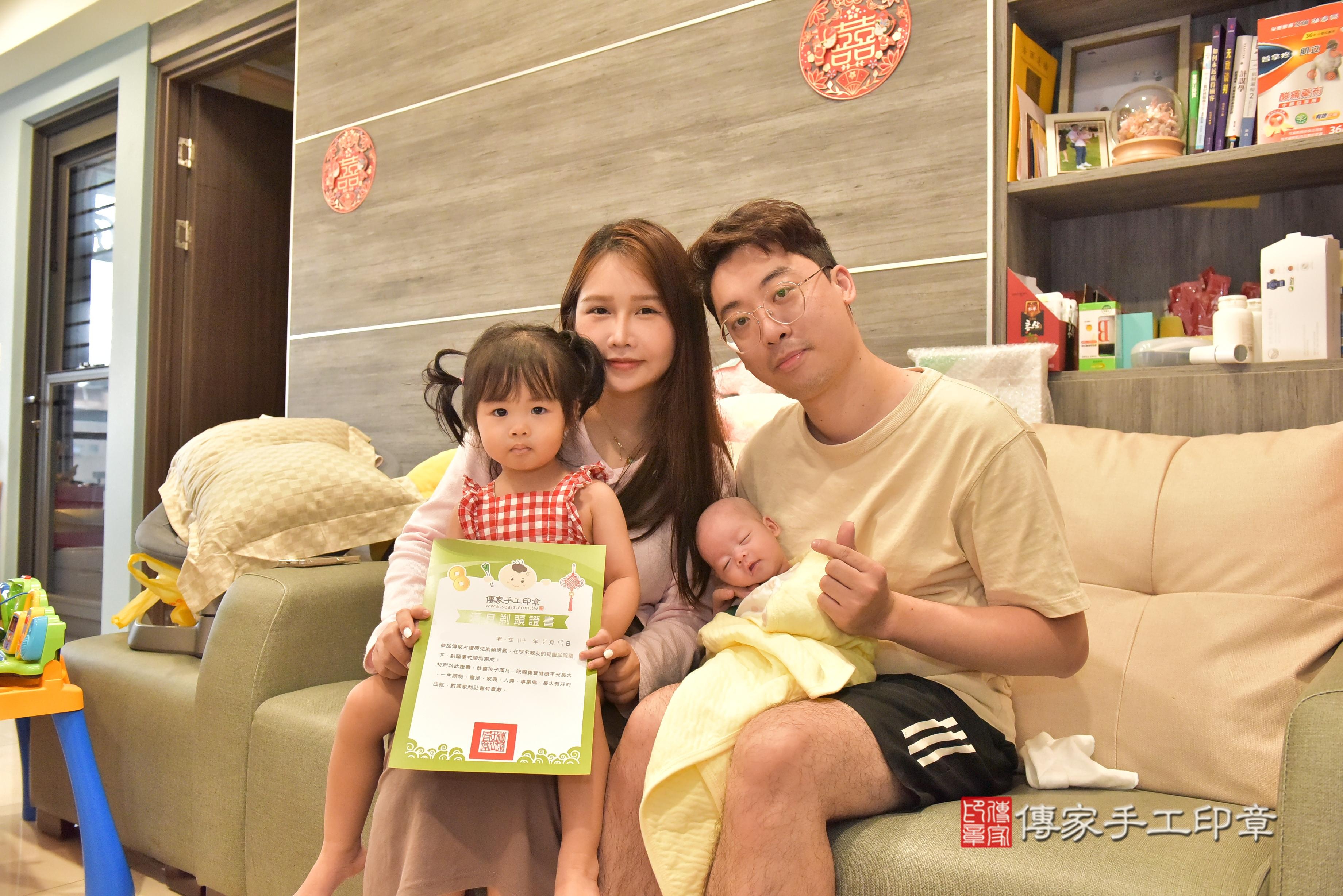 傳家手工印章高雄店、抓周、度脺、中國風會場、傳家嬰兒古禮、吉祥話、抓周道具物品24種、拍照。抓周證書。寶寶抓周、滿周歲、生日快樂、祝福 傳家手工印章高雄店、抓周、度脺、中國風會場、傳家嬰兒古禮、吉祥話、抓周道具物品24種、拍照。抓周證書。寶寶抓周、滿周歲、生日快樂、祝福