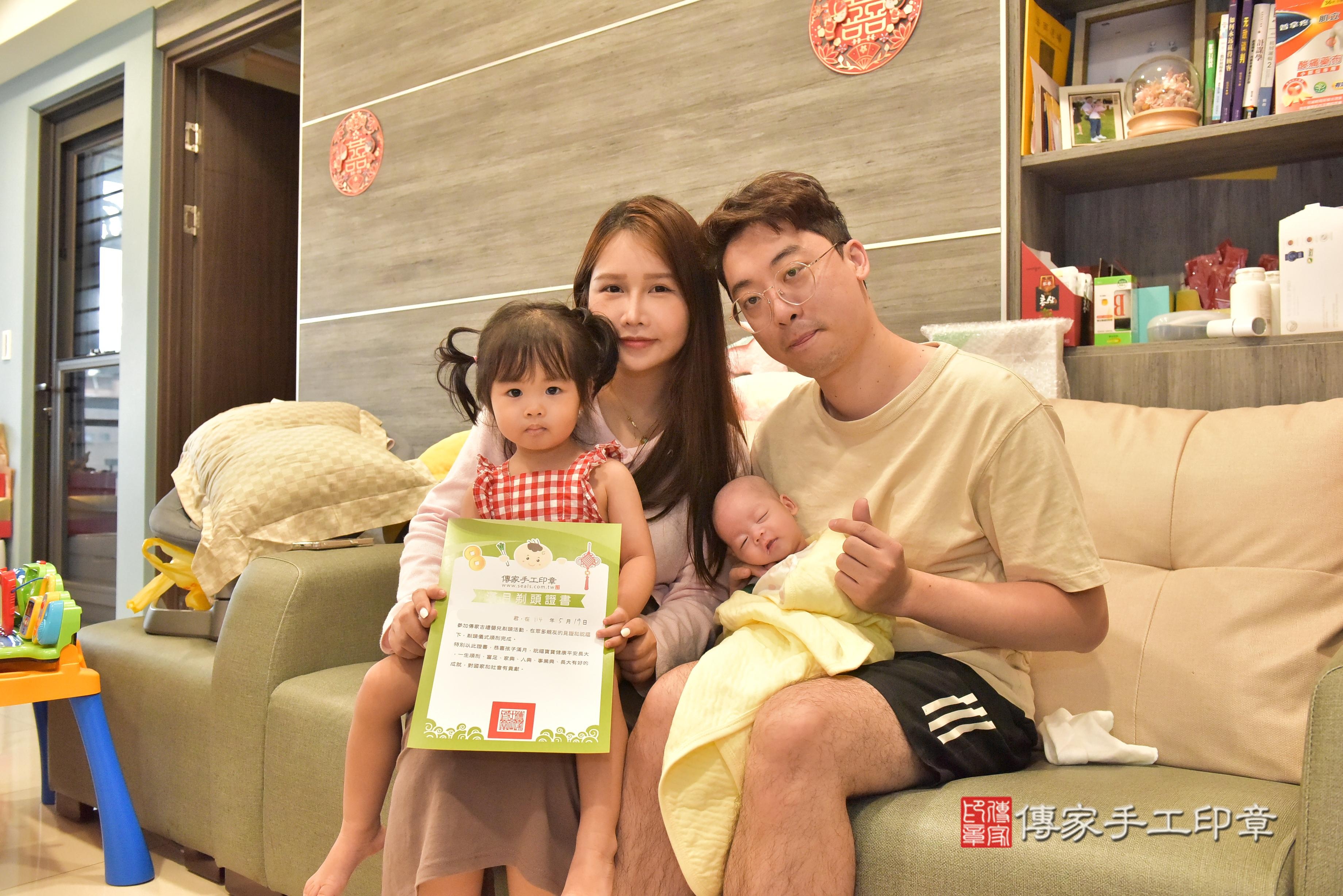 傳家手工印章高雄店、抓周、度脺、中國風會場、傳家嬰兒古禮、吉祥話、抓周道具物品24種、拍照。抓周證書。寶寶抓周、滿周歲、生日快樂、祝福 傳家手工印章高雄店、抓周、度脺、中國風會場、傳家嬰兒古禮、吉祥話、抓周道具物品24種、拍照。抓周證書。寶寶抓周、滿周歲、生日快樂、祝福