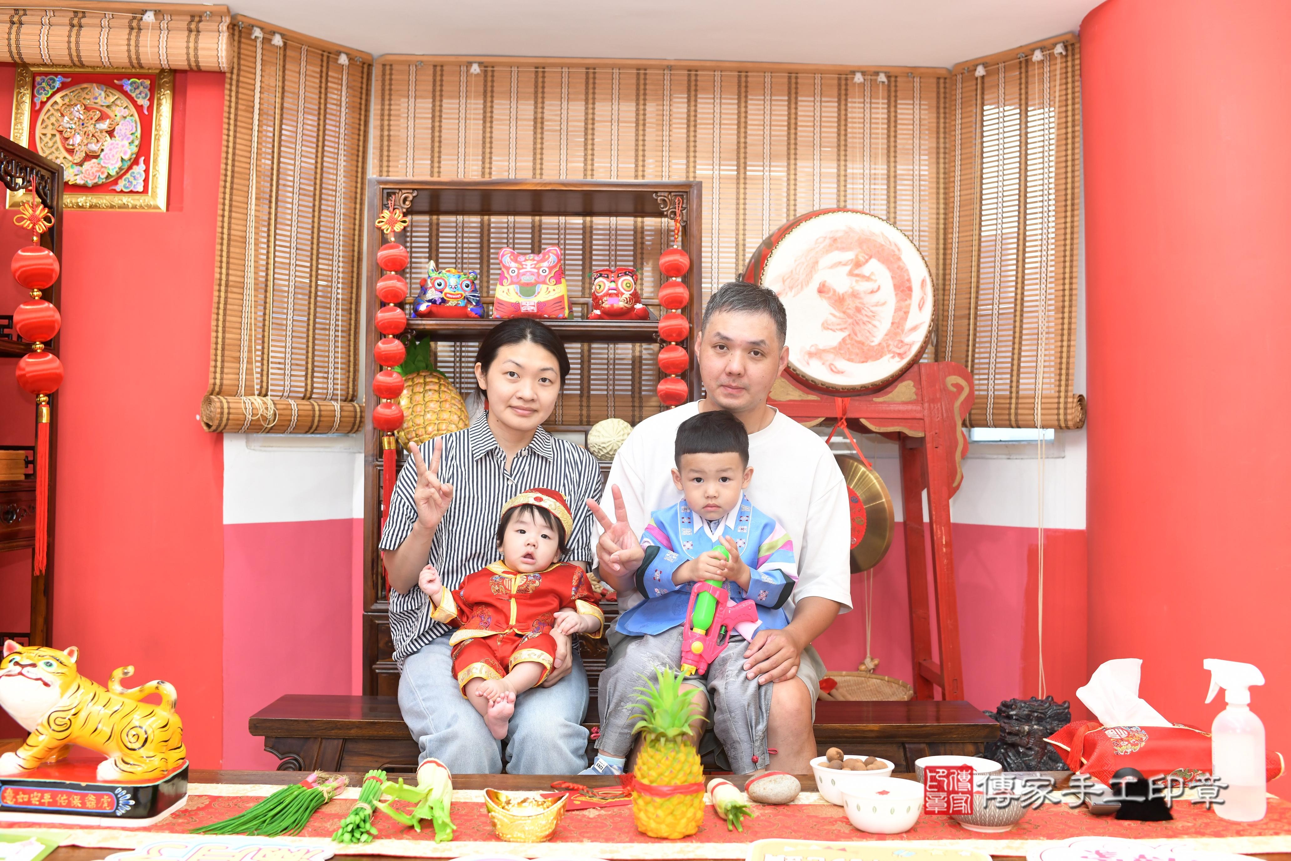 傳家手工印章高雄店、抓周、度脺、中國風會場、傳家嬰兒古禮、吉祥話、抓周道具物品24種、拍照。抓周證書。寶寶抓周、滿周歲、生日快樂、祝福