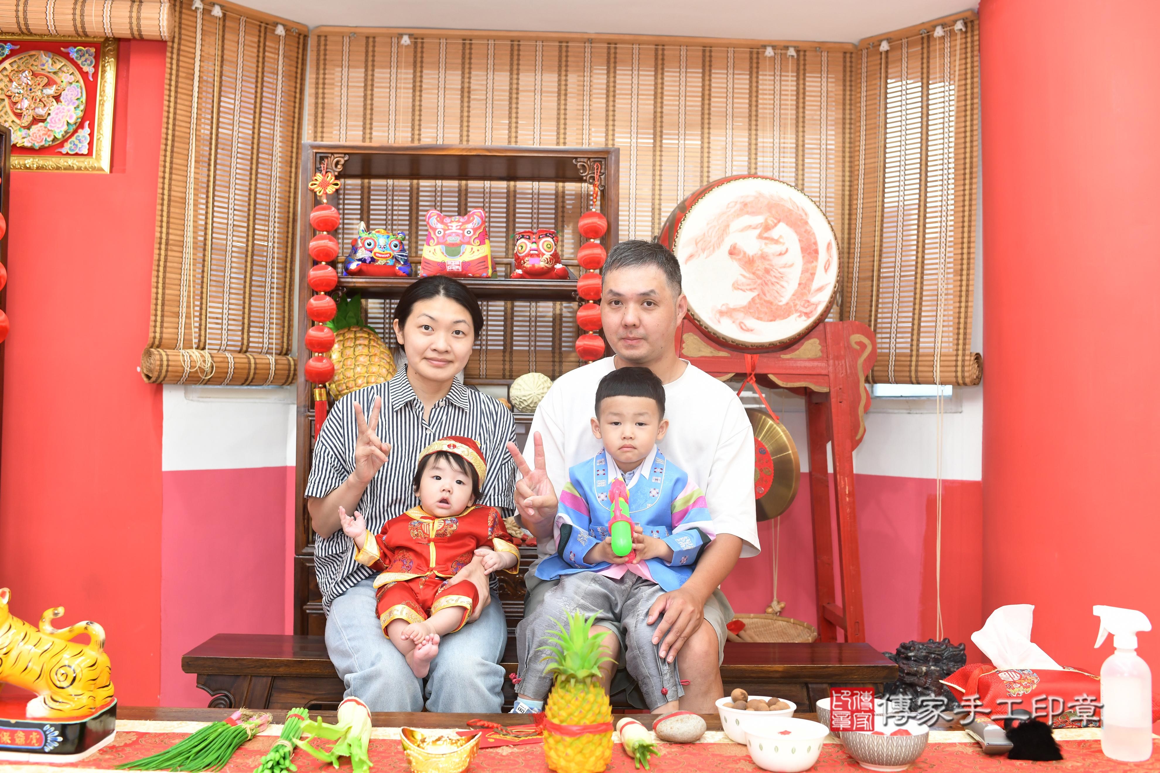 傳家手工印章高雄店、抓周、度脺、中國風會場、傳家嬰兒古禮、吉祥話、抓周道具物品24種、拍照。抓周證書。寶寶抓周、滿周歲、生日快樂、祝福