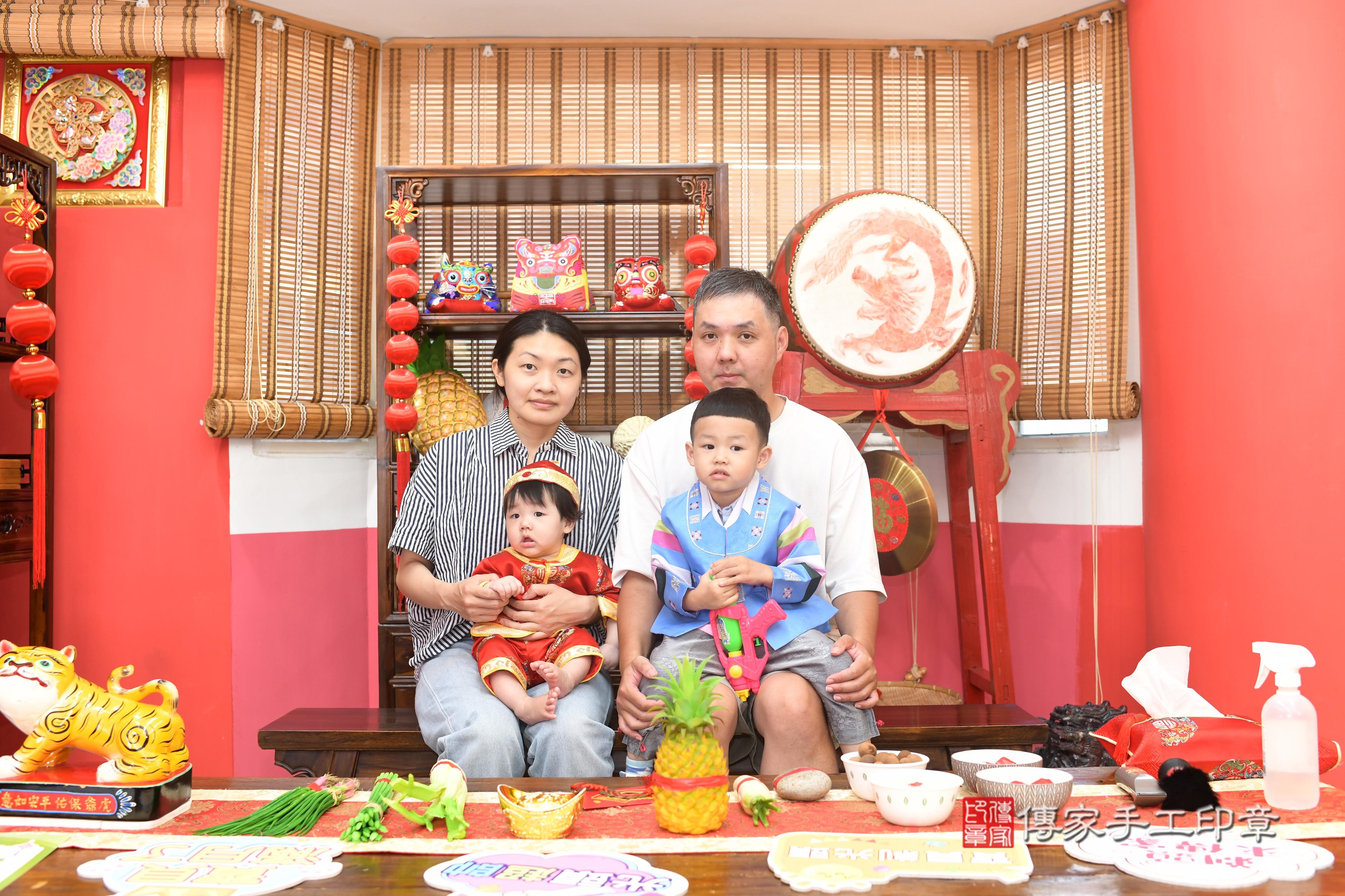 傳家手工印章高雄店、抓周、度脺、中國風會場、傳家嬰兒古禮、吉祥話、抓周道具物品24種、拍照。抓周證書。寶寶抓周、滿周歲、生日快樂、祝福