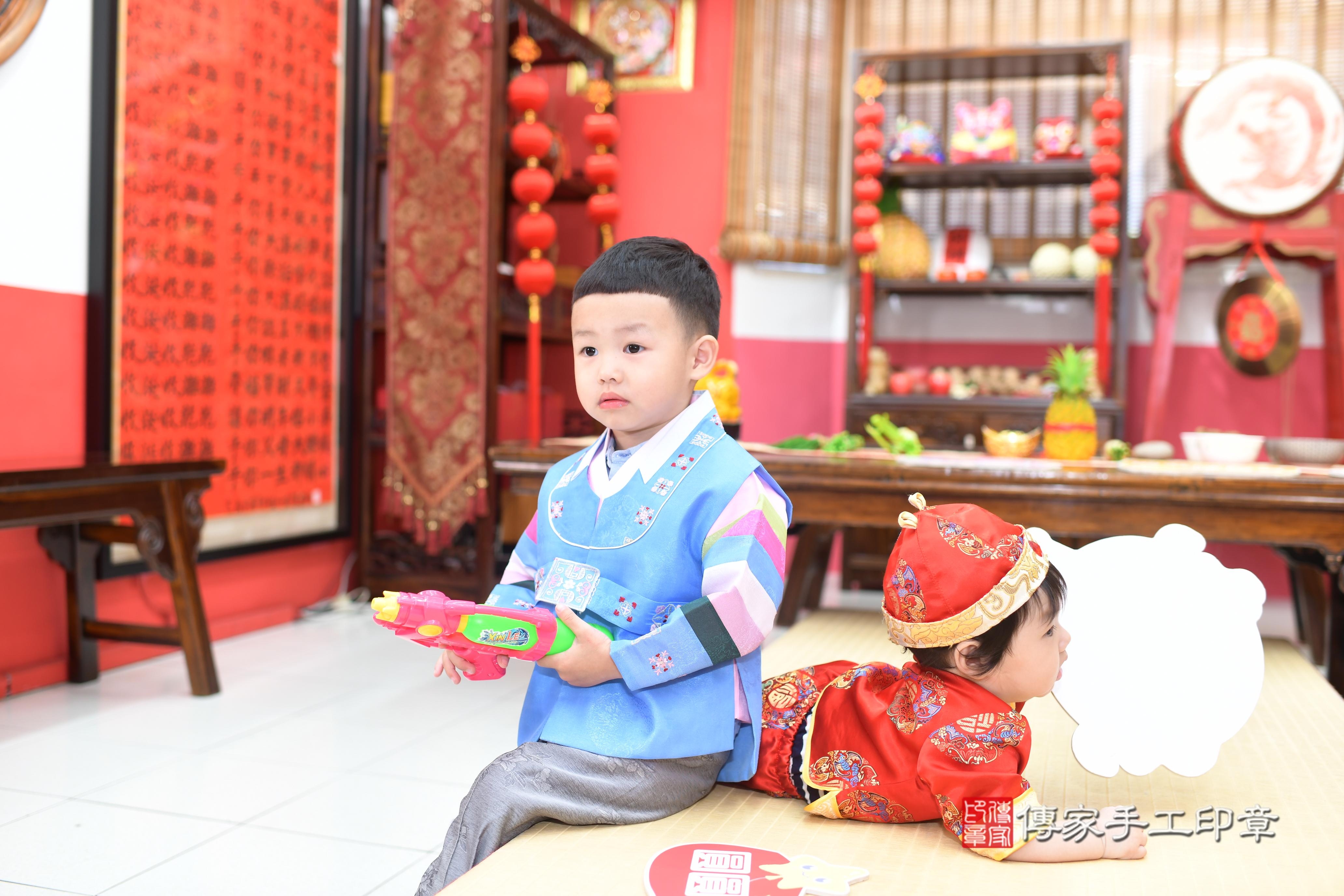 傳家手工印章高雄店、抓周、度脺、中國風會場、傳家嬰兒古禮、吉祥話、抓周道具物品24種、拍照。抓周證書。寶寶抓周、滿周歲、生日快樂、祝福
