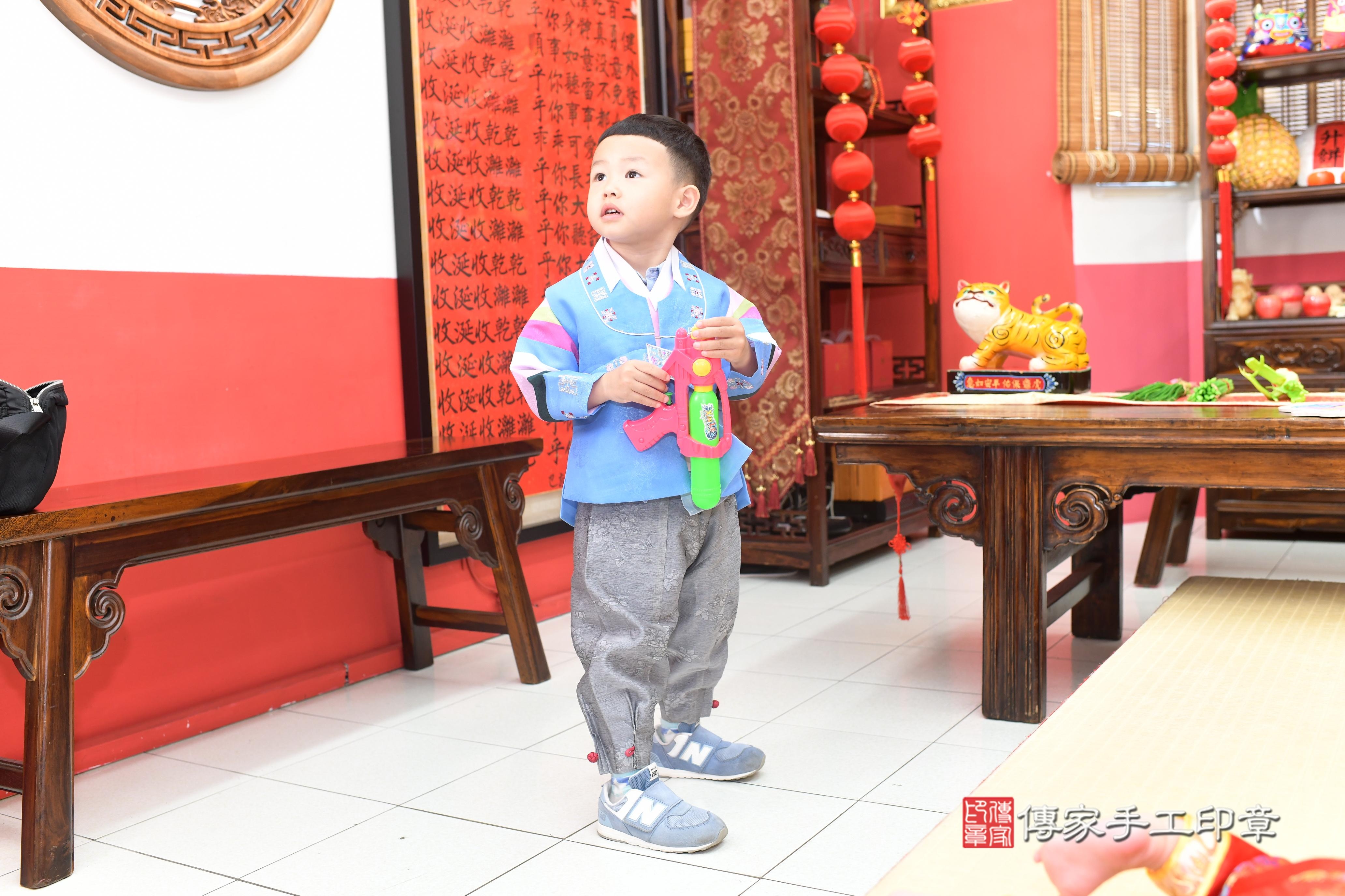 傳家手工印章高雄店、抓周、度脺、中國風會場、傳家嬰兒古禮、吉祥話、抓周道具物品24種、拍照。抓周證書。寶寶抓周、滿周歲、生日快樂、祝福
