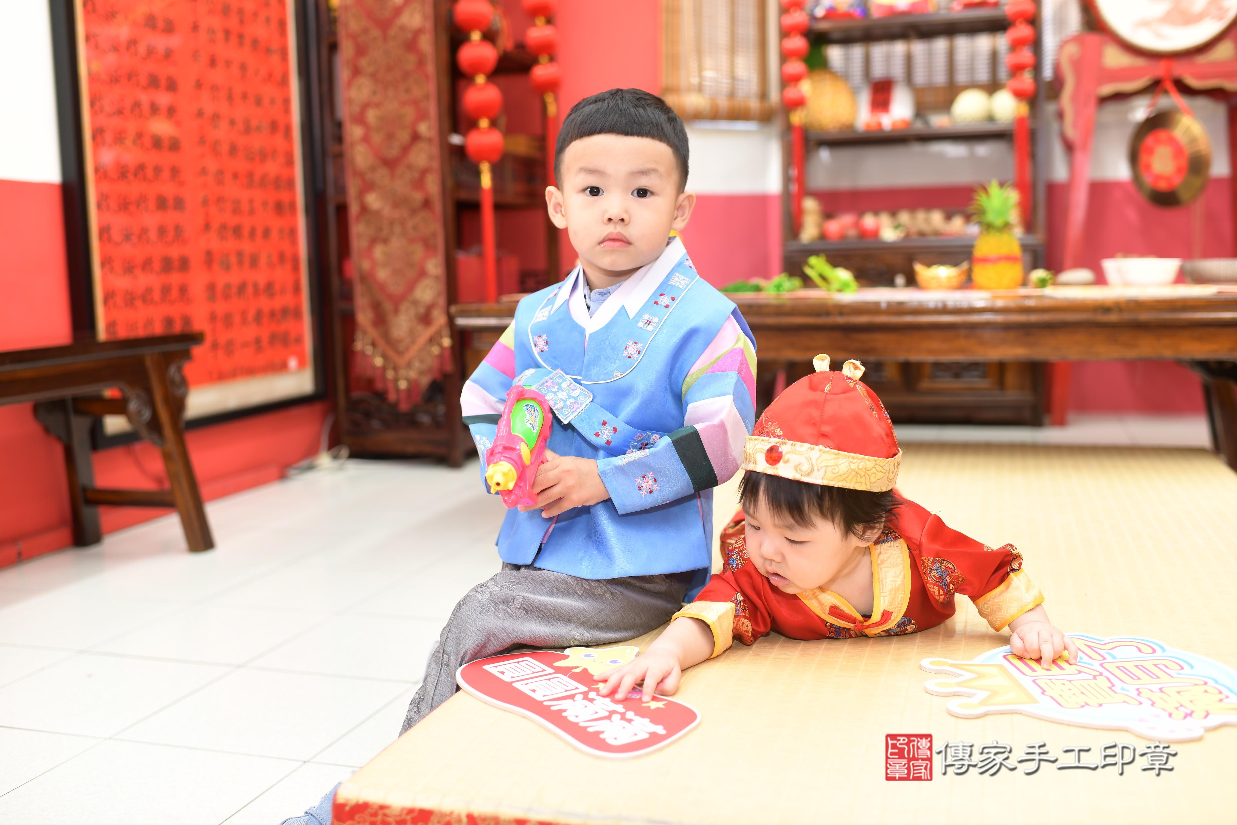 傳家手工印章高雄店、抓周、度脺、中國風會場、傳家嬰兒古禮、吉祥話、抓周道具物品24種、拍照。抓周證書。寶寶抓周、滿周歲、生日快樂、祝福