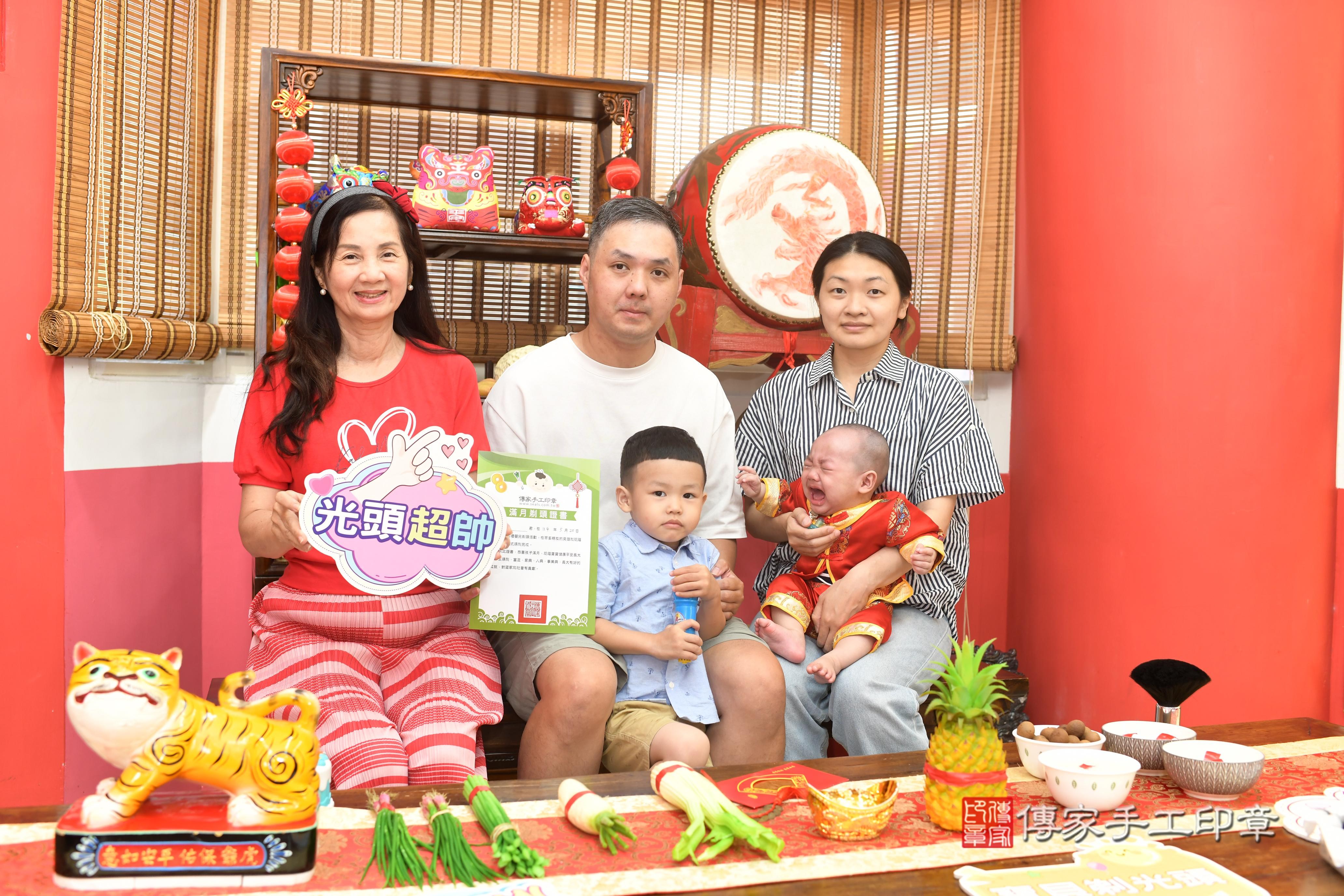 傳家手工印章高雄店、抓周、度脺、中國風會場、傳家嬰兒古禮、吉祥話、抓周道具物品24種、拍照。抓周證書。寶寶抓周、滿周歲、生日快樂、祝福