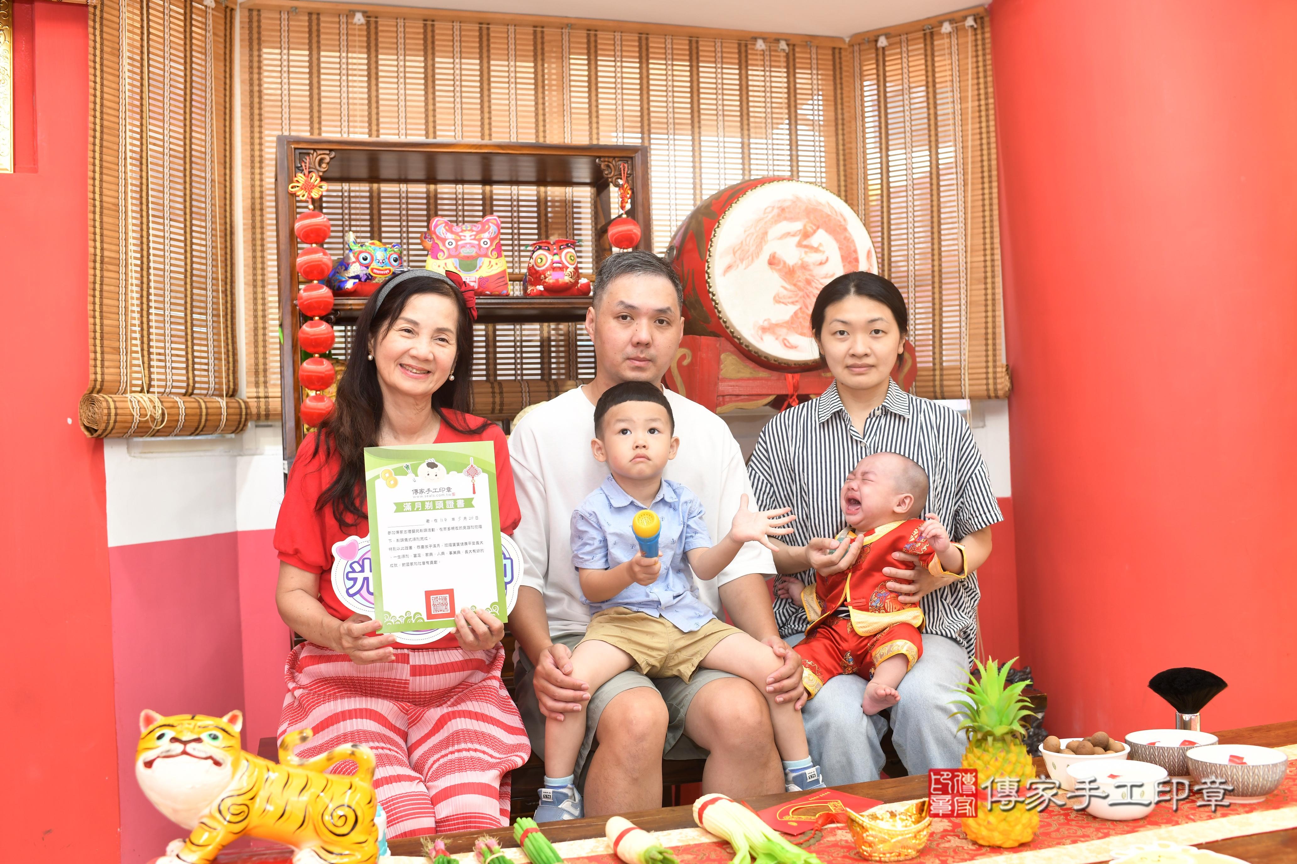 傳家手工印章高雄店、抓周、度脺、中國風會場、傳家嬰兒古禮、吉祥話、抓周道具物品24種、拍照。抓周證書。寶寶抓周、滿周歲、生日快樂、祝福