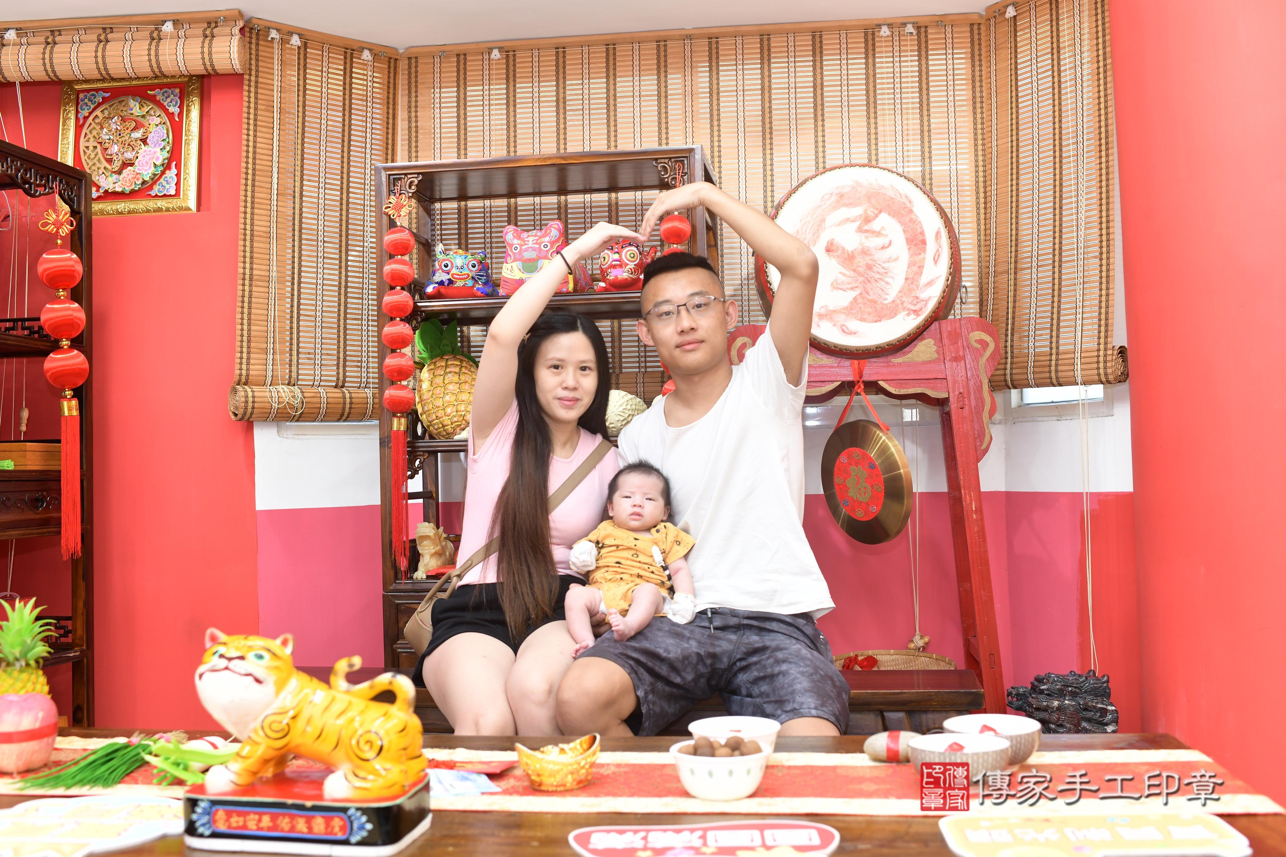 傳家手工印章高雄店、抓周、度脺、中國風會場、傳家嬰兒古禮、吉祥話、抓周道具物品24種、拍照。抓周證書。寶寶抓周、滿周歲、生日快樂、祝福 傳家手工印章高雄店、抓周、度脺、中國風會場、傳家嬰兒古禮、吉祥話、抓周道具物品24種、拍照。抓周證書。寶寶抓周、滿周歲、生日快樂、祝福