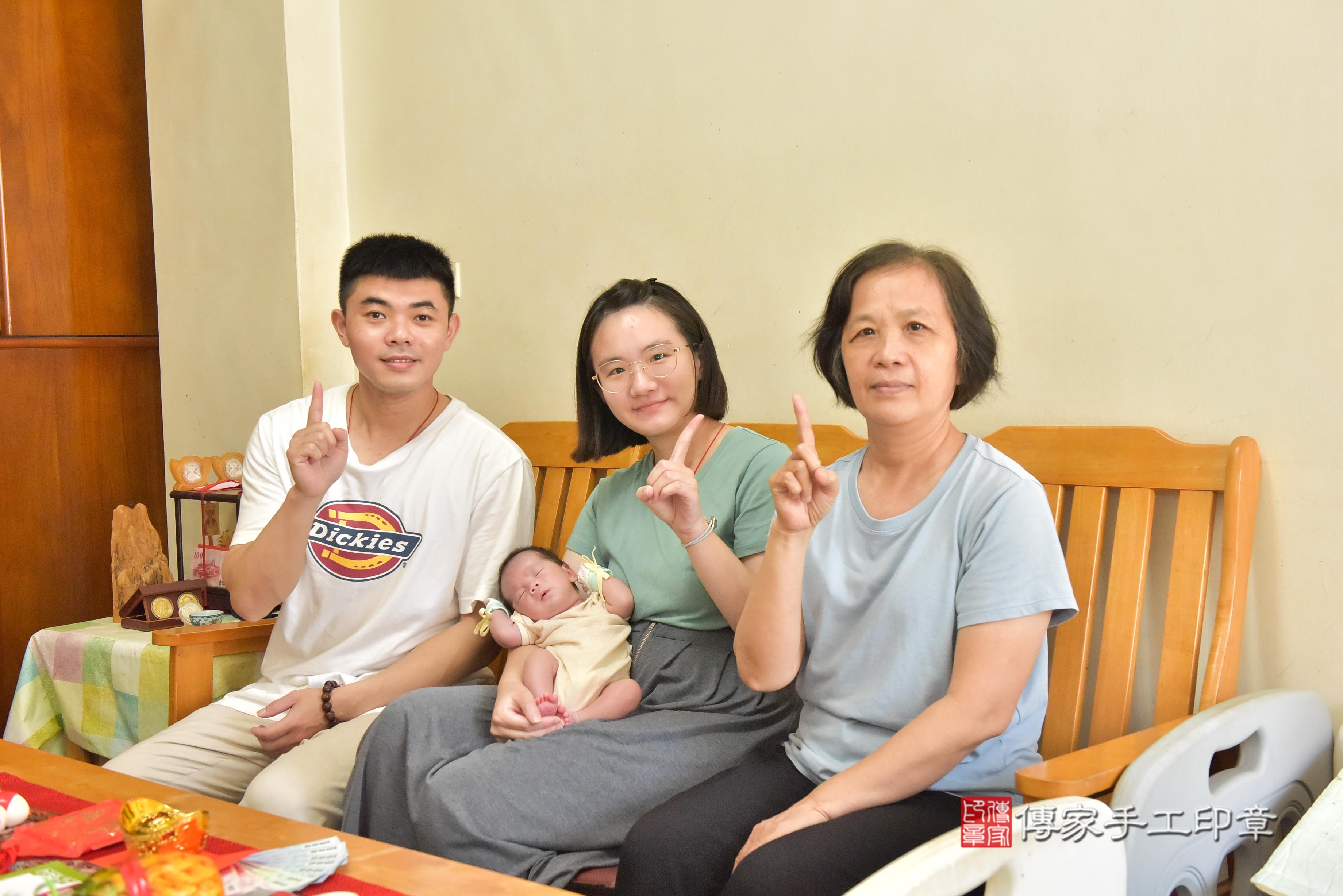 傳家手工印章高雄店、抓周、度脺、中國風會場、傳家嬰兒古禮、吉祥話、抓周道具物品24種、拍照。抓周證書。寶寶抓周、滿周歲、生日快樂、祝福