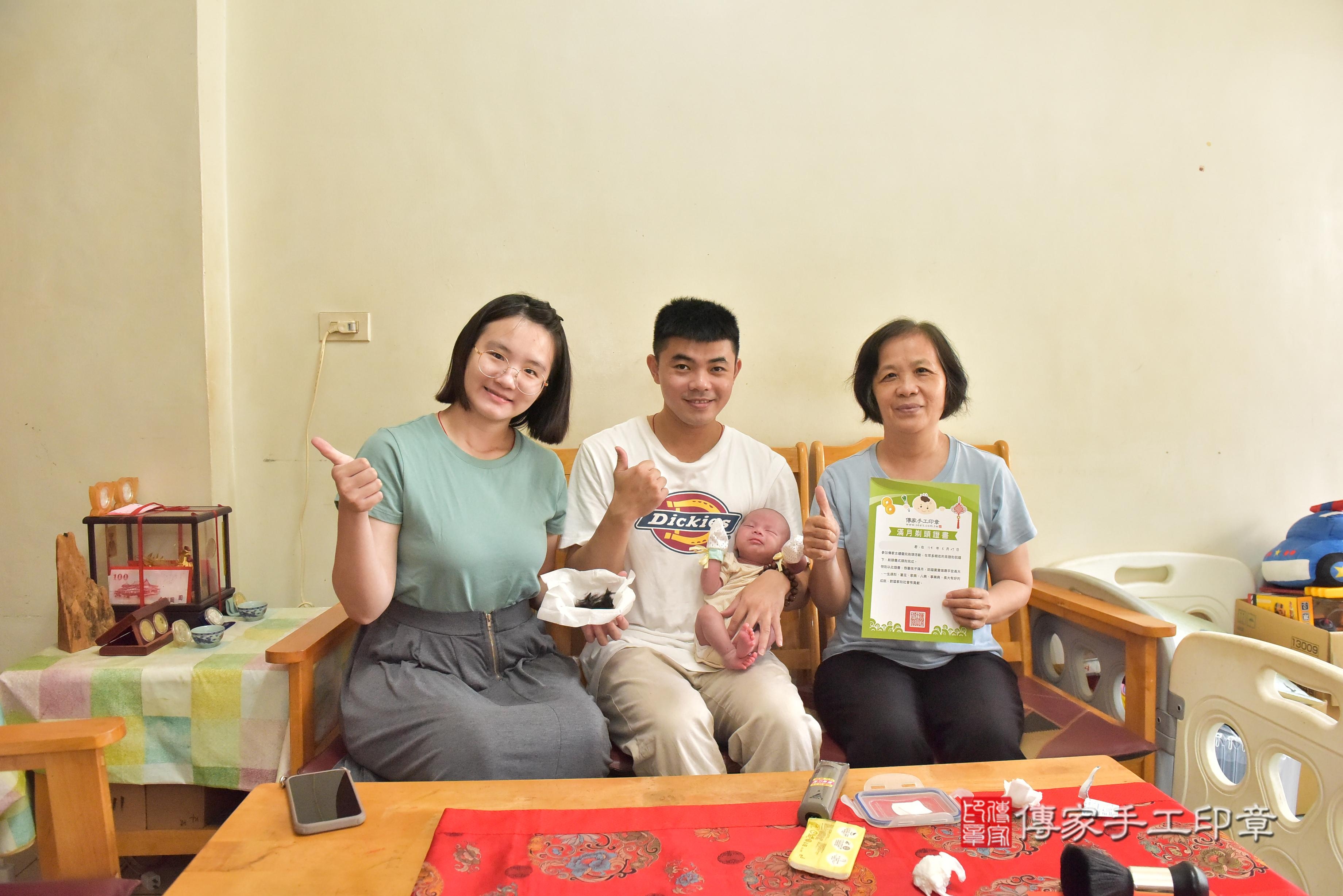 傳家手工印章高雄店、抓周、度脺、中國風會場、傳家嬰兒古禮、吉祥話、抓周道具物品24種、拍照。抓周證書。寶寶抓周、滿周歲、生日快樂、祝福