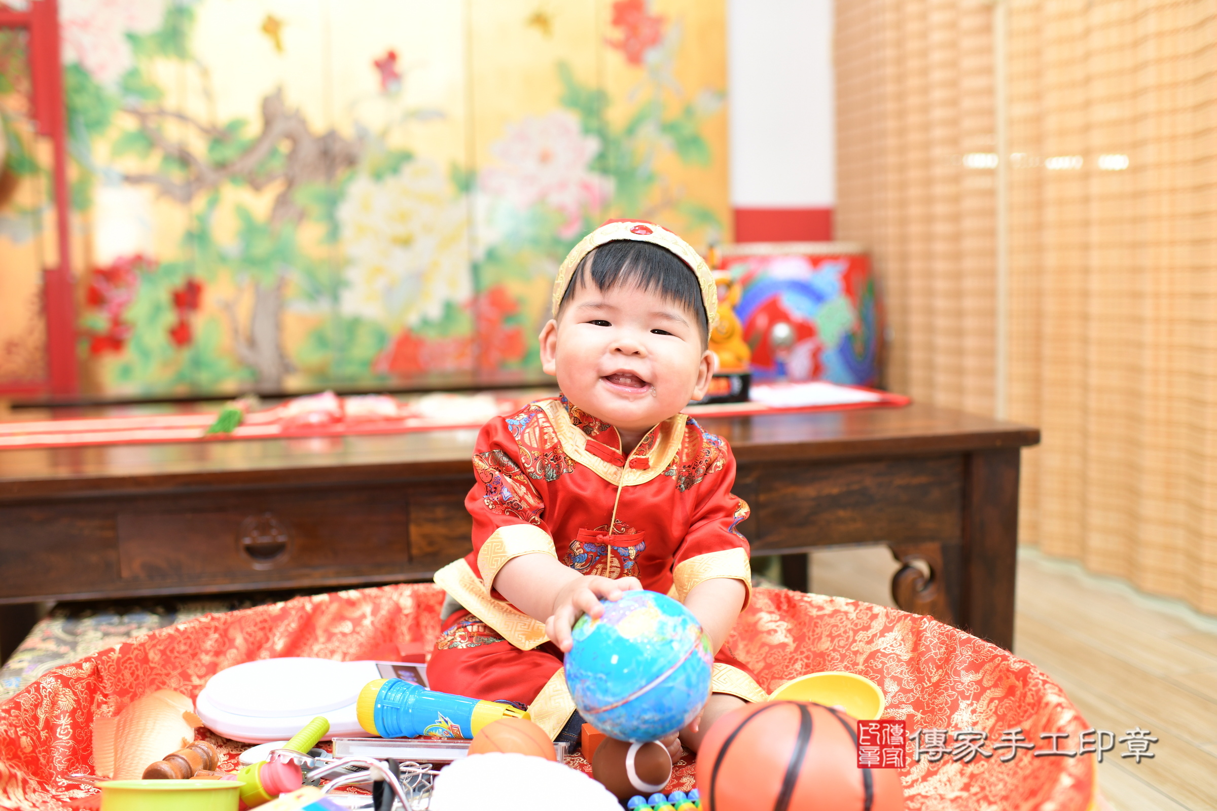 台北市大同區小泊寶寶抓周推薦：傳家台北店抓周度脺中國風會場，嬰兒古禮抓周流程儀式吉祥話、抓周道具物品24種、拍照。抓周證書。2025.5.27，照片1