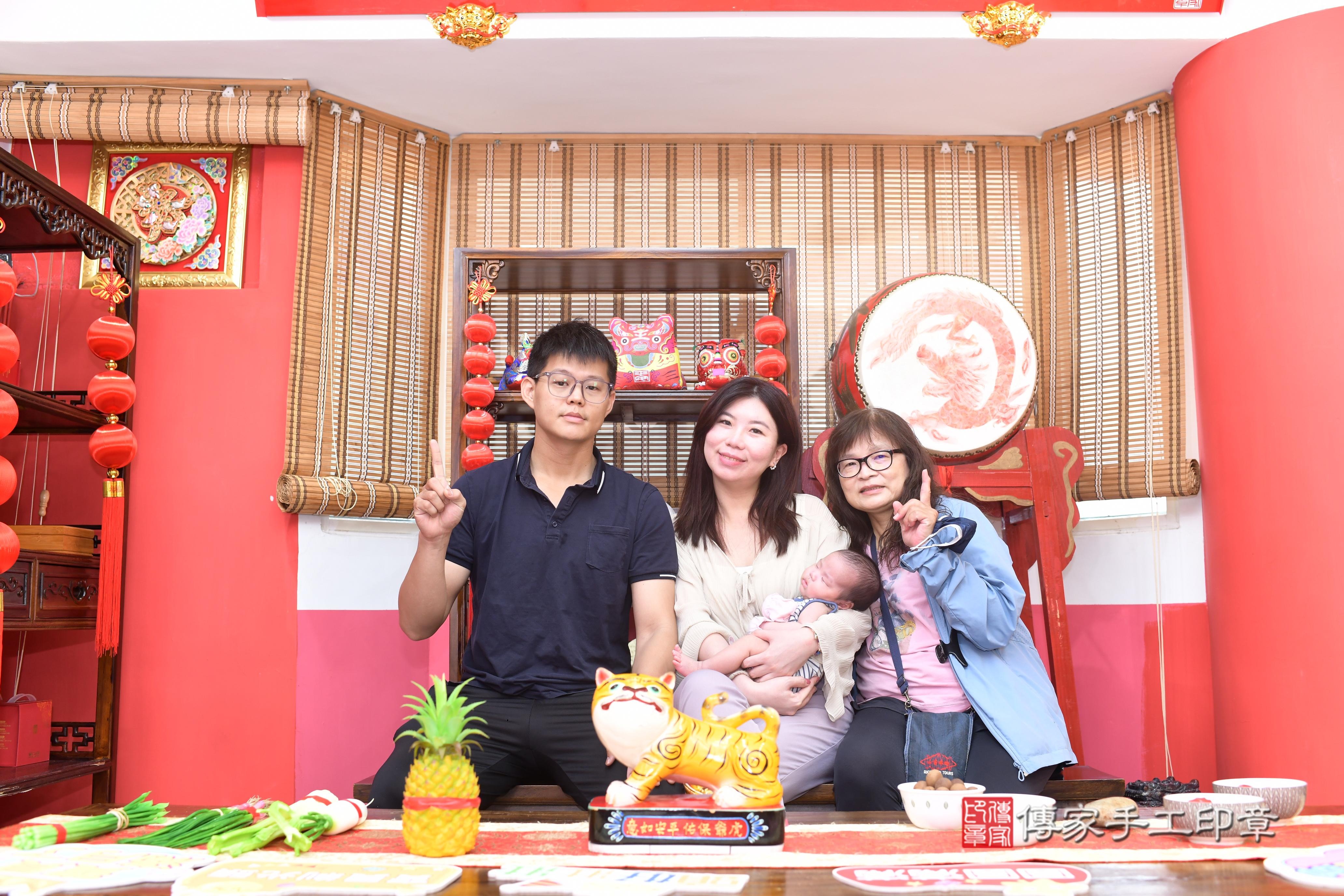 傳家手工印章高雄店、抓周、度脺、中國風會場、傳家嬰兒古禮、吉祥話、抓周道具物品24種、拍照。抓周證書。寶寶抓周、滿周歲、生日快樂、祝福