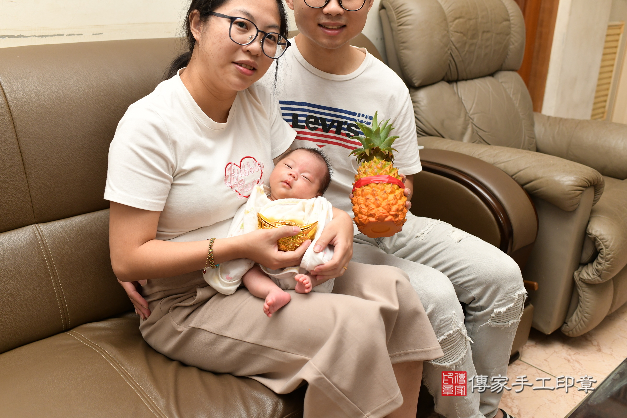 穎穎寶寶(桃園市楊梅區到府嬰兒穎穎寶寶滿月剃頭理髮、到府嬰兒剃胎毛儀式吉祥話)。到府剃頭剃胎毛主持、專業拍照、證書。★購買「臍帶章、肚臍章、胎毛筆刷印章」贈送：剃頭、收涎、抓周，三選一。2025.5.25，照片19
