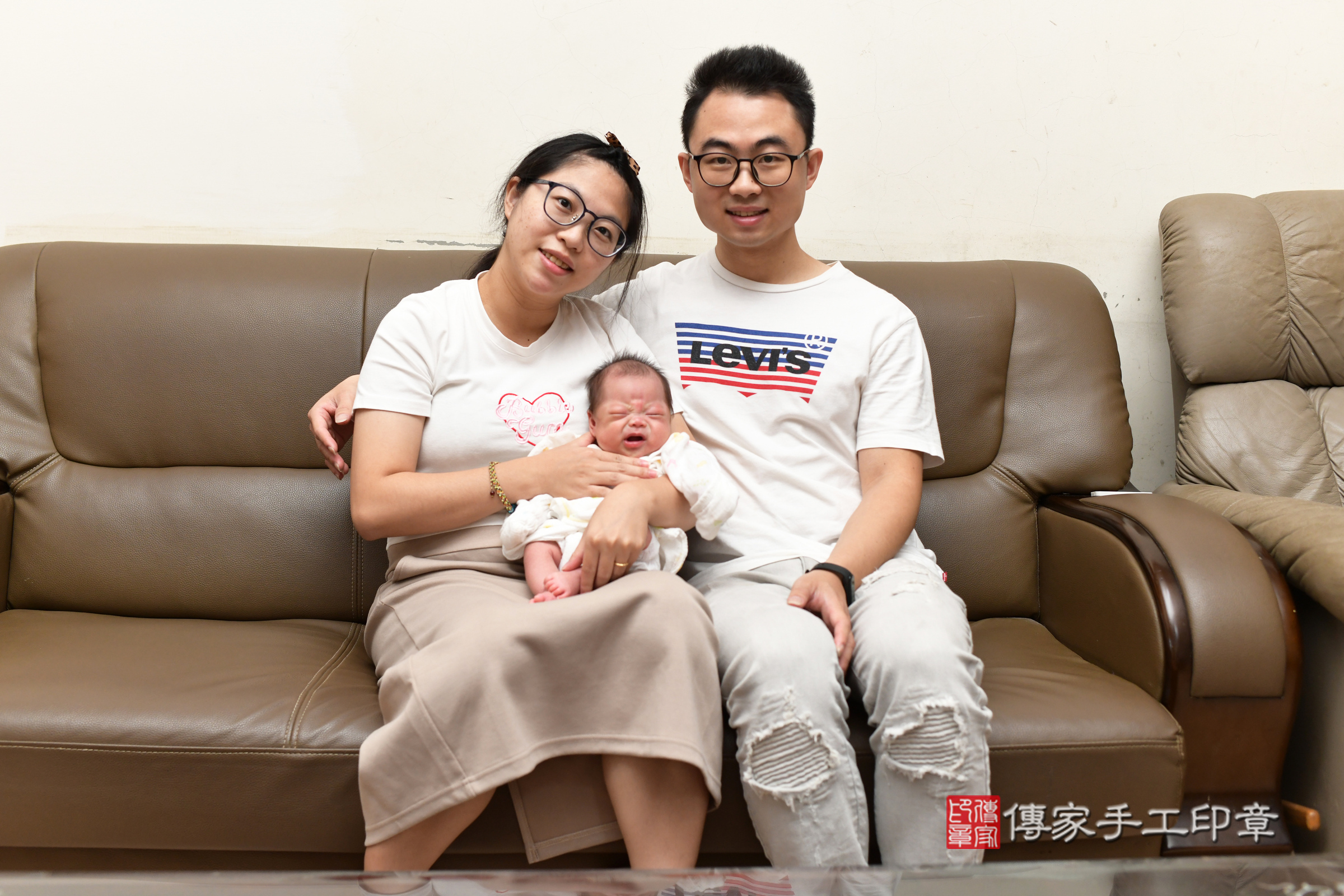 穎穎寶寶(桃園市楊梅區到府嬰兒穎穎寶寶滿月剃頭理髮、到府嬰兒剃胎毛儀式吉祥話)。到府剃頭剃胎毛主持、專業拍照、證書。★購買「臍帶章、肚臍章、胎毛筆刷印章」贈送：剃頭、收涎、抓周，三選一。2025.5.25，照片1
