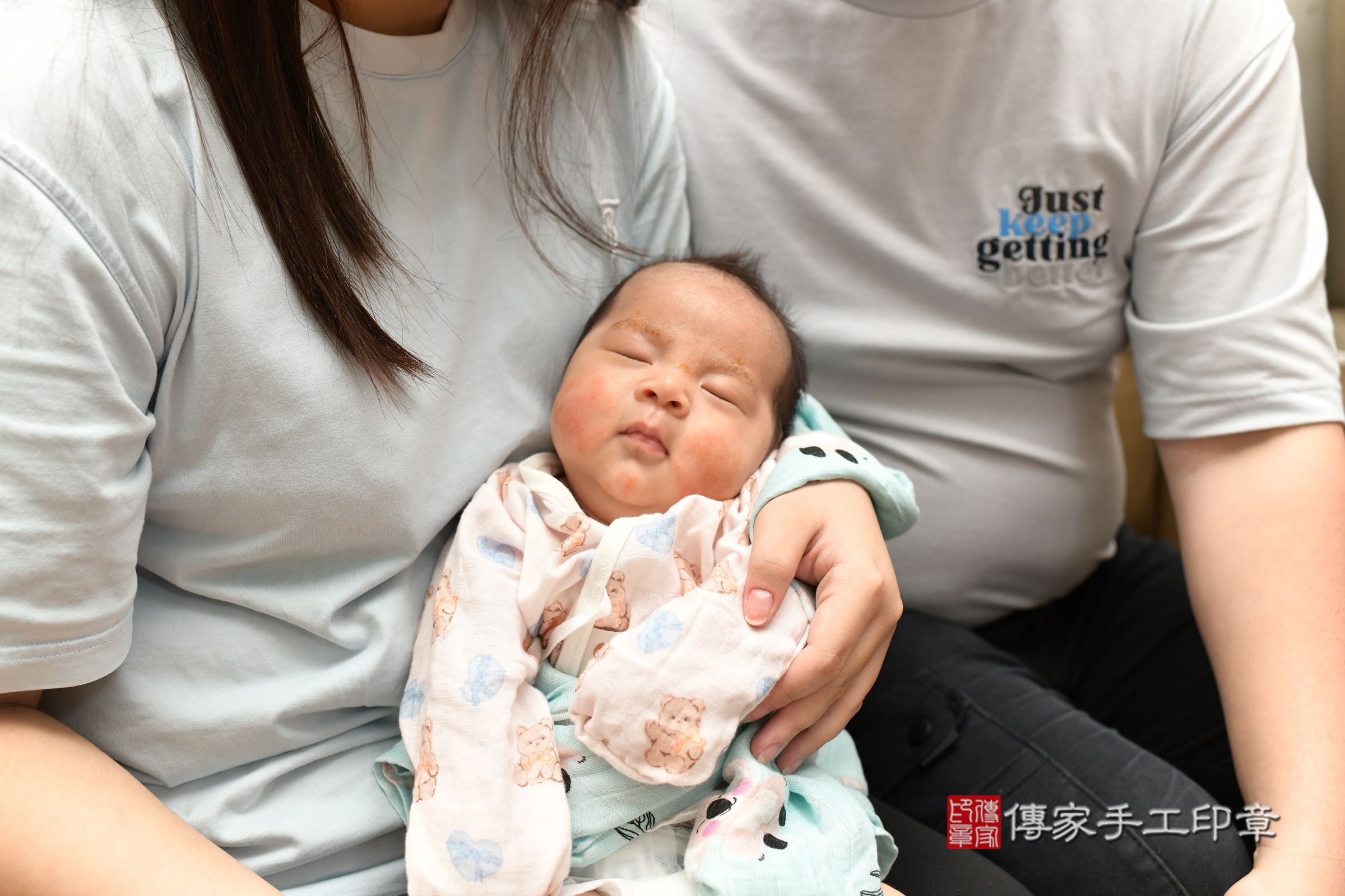 捷捷寶寶(桃園市楊梅區到府嬰兒捷捷寶寶滿月剃頭理髮、到府嬰兒剃胎毛儀式吉祥話)。到府剃頭剃胎毛主持、專業拍照、證書。★購買「臍帶章、肚臍章、胎毛筆刷印章」贈送：剃頭、收涎、抓周，三選一。2025.5.25，照片1