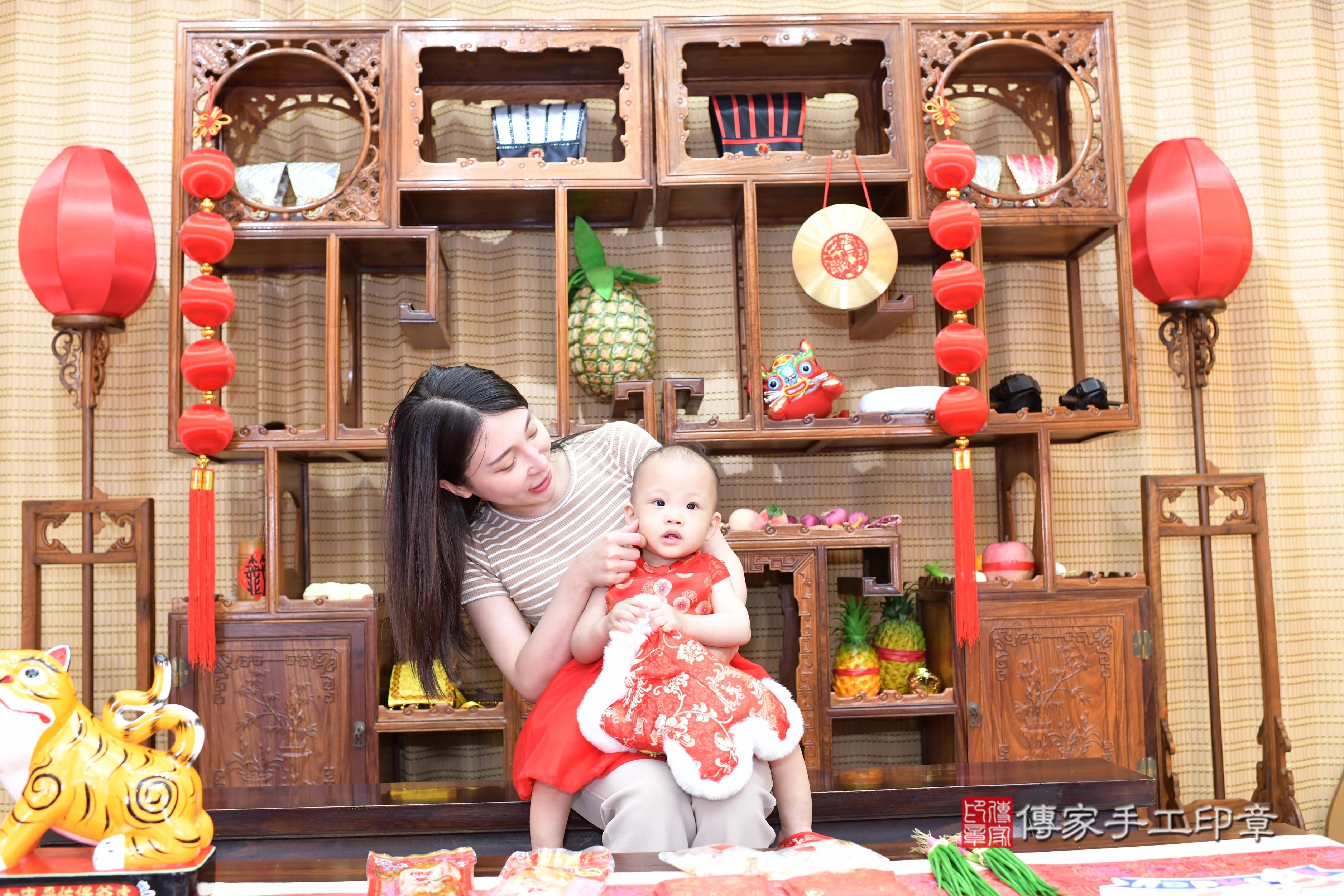 傳家手工印章台南店、抓周、度脺、中國風會場、傳家嬰兒古禮、吉祥話、抓周道具物品24種、拍照。抓周證書。寶寶抓周、滿周歲、生日快樂、祝福 傳家手工印章台南店、抓周、度脺、中國風會場、傳家嬰兒古禮、吉祥話、抓周道具物品24種、拍照。抓周證書。寶寶抓周、滿周歲、生日快樂、祝福