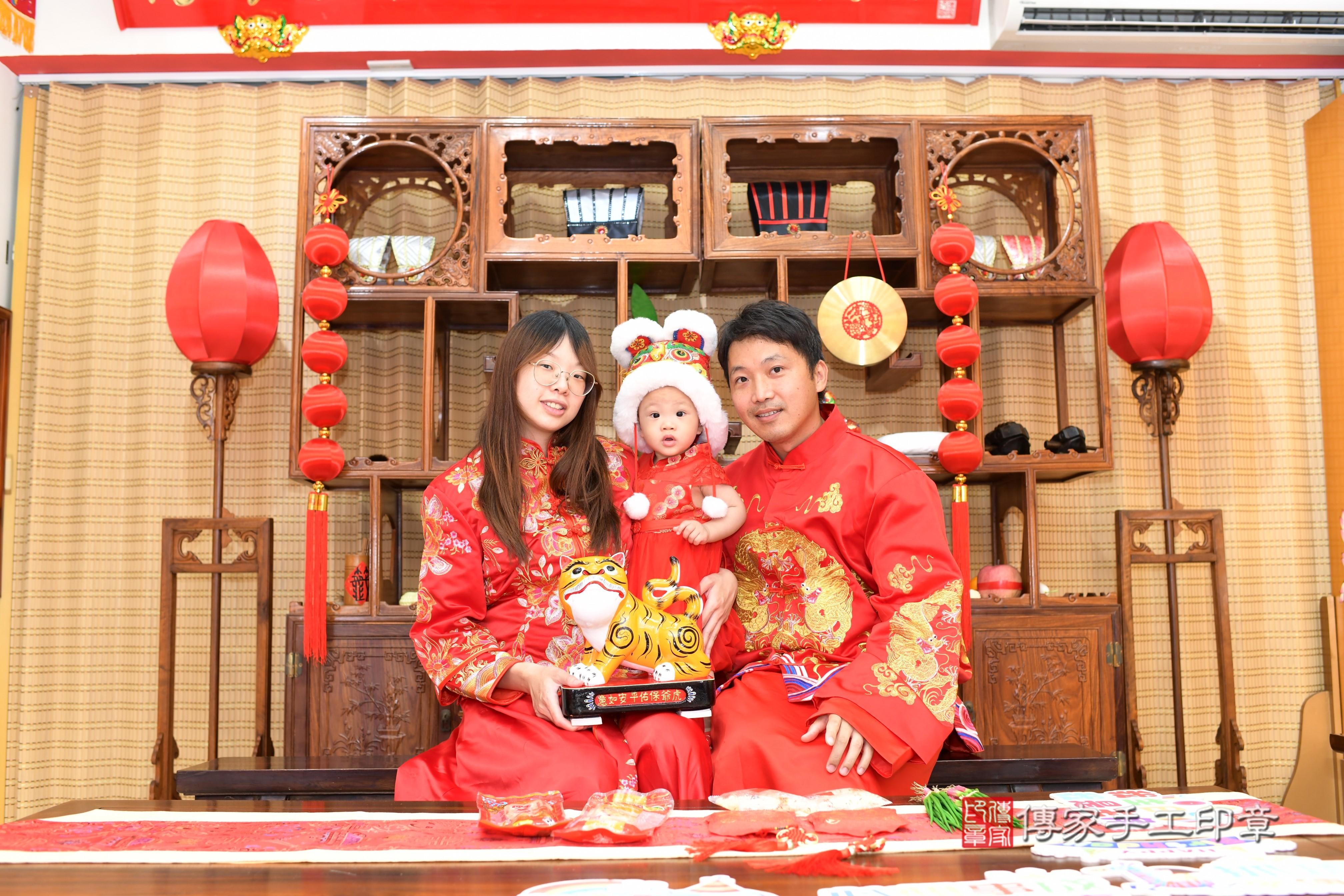 傳家手工印章台南店、抓周、度脺、中國風會場、傳家嬰兒古禮、吉祥話、抓周道具物品24種、拍照。抓周證書。寶寶抓周、滿周歲、生日快樂、祝福 傳家手工印章台南店、抓周、度脺、中國風會場、傳家嬰兒古禮、吉祥話、抓周道具物品24種、拍照。抓周證書。寶寶抓周、滿周歲、生日快樂、祝福