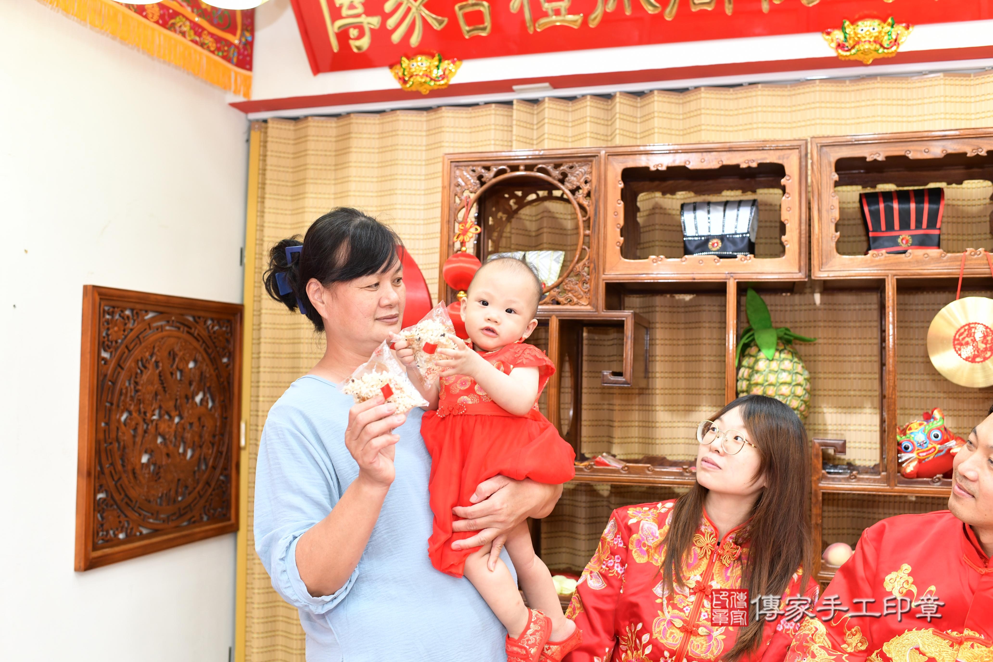 傳家手工印章台南店、抓周、度脺、中國風會場、傳家嬰兒古禮、吉祥話、抓周道具物品24種、拍照。抓周證書。寶寶抓周、滿周歲、生日快樂、祝福 傳家手工印章台南店、抓周、度脺、中國風會場、傳家嬰兒古禮、吉祥話、抓周道具物品24種、拍照。抓周證書。寶寶抓周、滿周歲、生日快樂、祝福