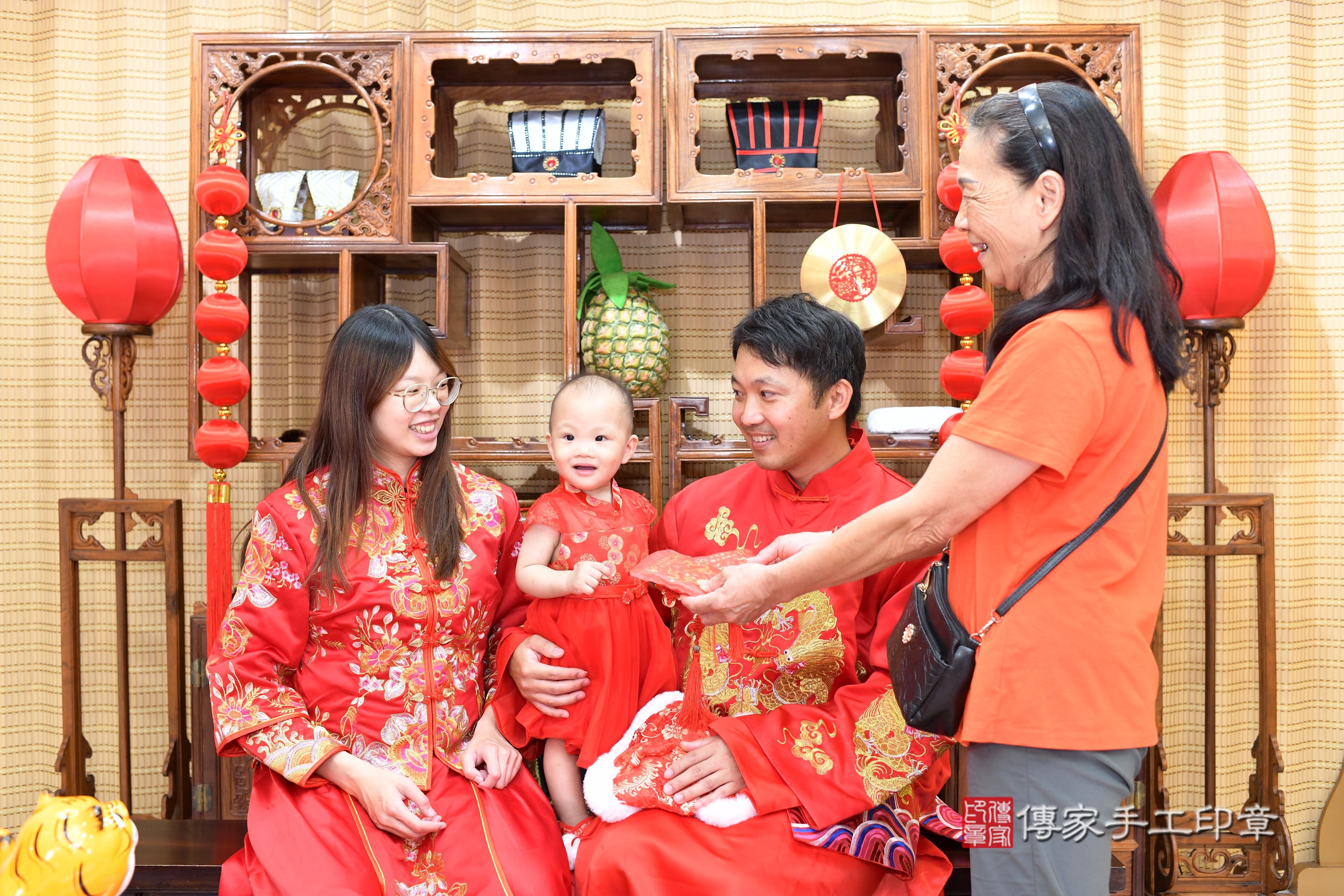 傳家手工印章台南店、抓周、度脺、中國風會場、傳家嬰兒古禮、吉祥話、抓周道具物品24種、拍照。抓周證書。寶寶抓周、滿周歲、生日快樂、祝福 傳家手工印章台南店、抓周、度脺、中國風會場、傳家嬰兒古禮、吉祥話、抓周道具物品24種、拍照。抓周證書。寶寶抓周、滿周歲、生日快樂、祝福