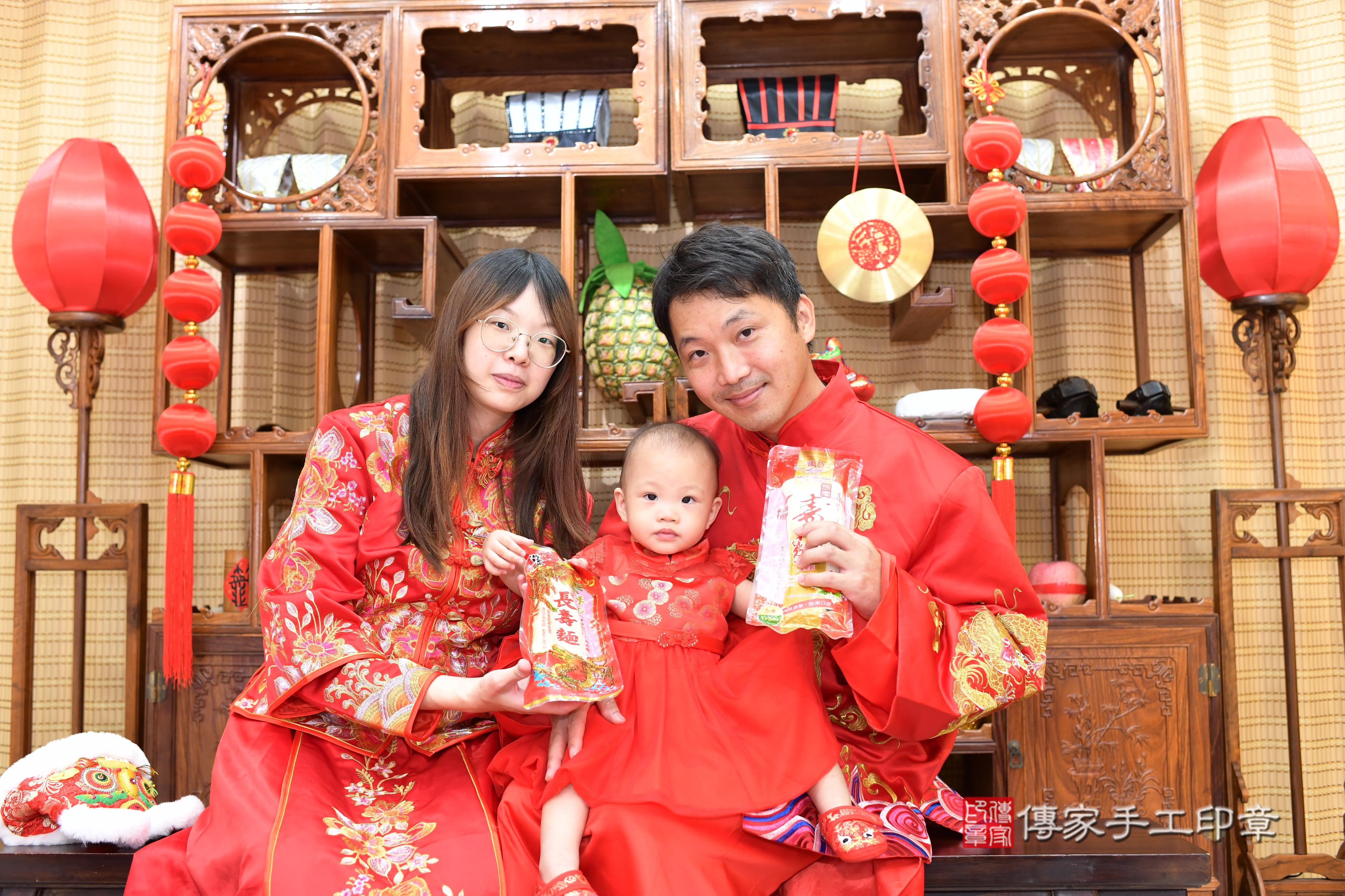 傳家手工印章台南店、抓周、度脺、中國風會場、傳家嬰兒古禮、吉祥話、抓周道具物品24種、拍照。抓周證書。寶寶抓周、滿周歲、生日快樂、祝福