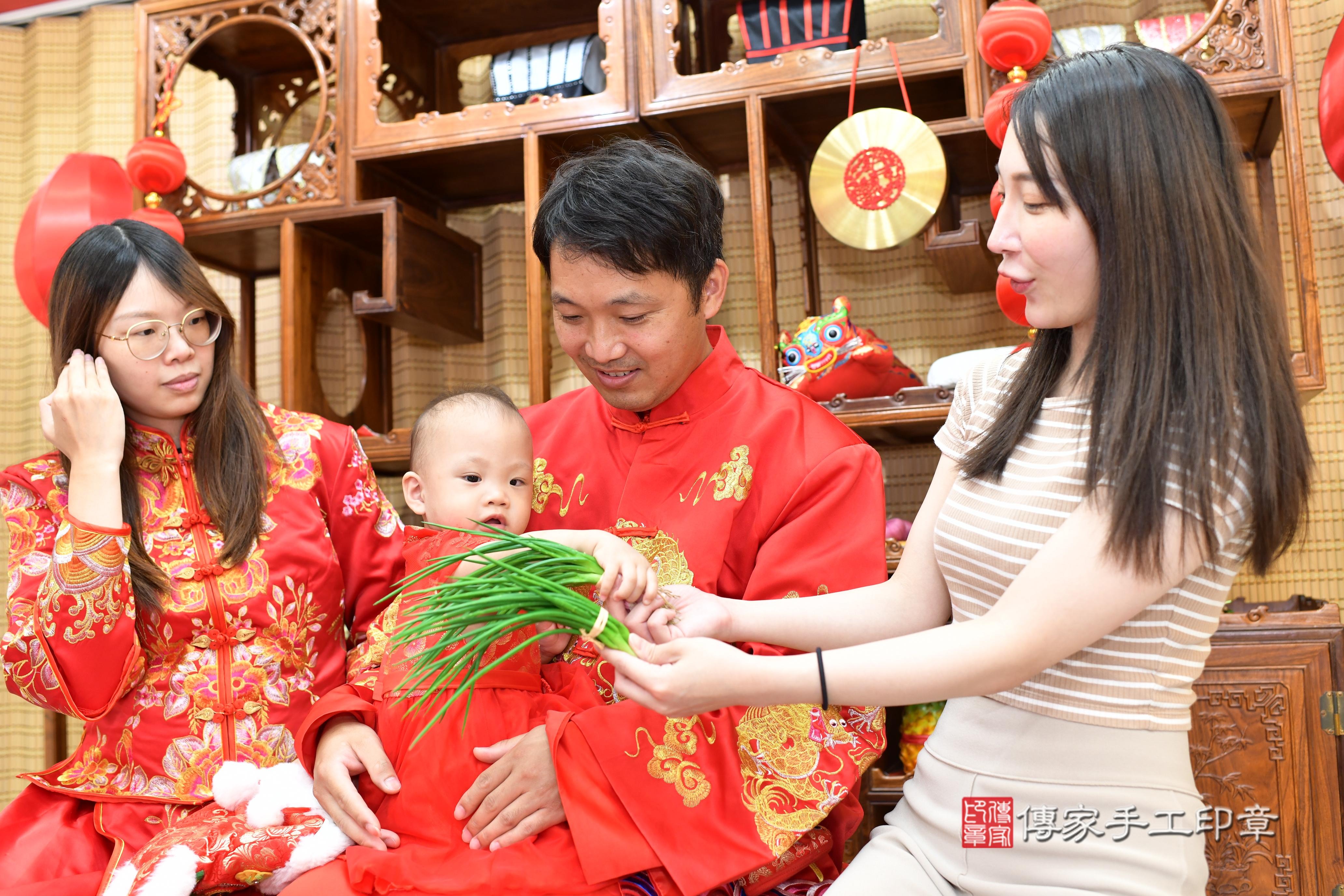 傳家手工印章台南店、抓周、度脺、中國風會場、傳家嬰兒古禮、吉祥話、抓周道具物品24種、拍照。抓周證書。寶寶抓周、滿周歲、生日快樂、祝福