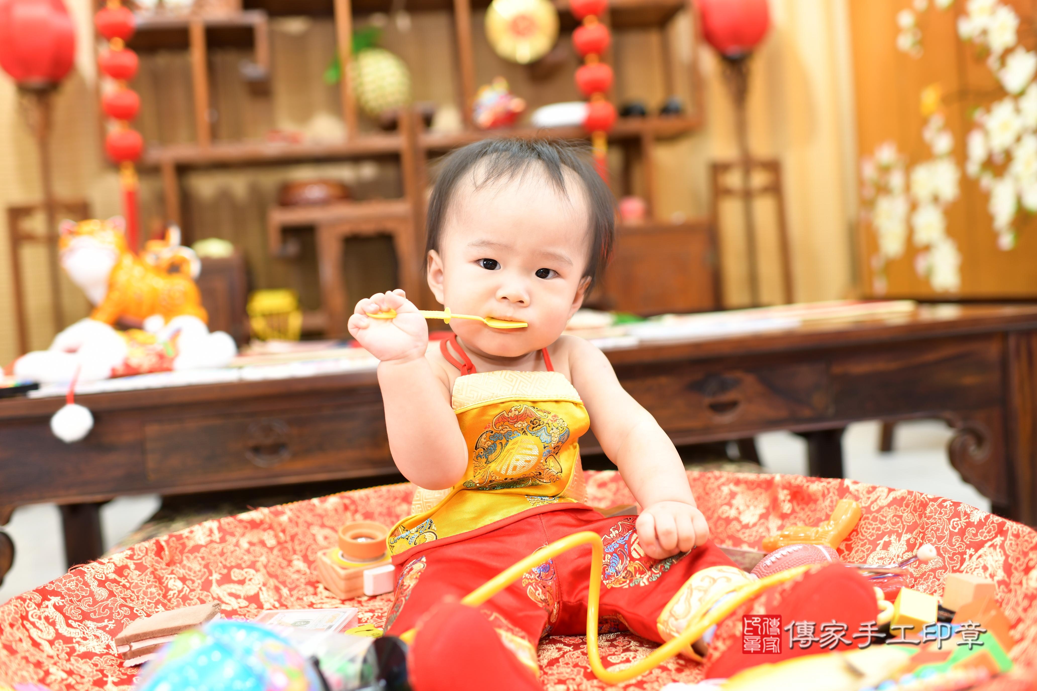 傳家手工印章台南店、抓周、度脺、中國風會場、傳家嬰兒古禮、吉祥話、抓周道具物品24種、拍照。抓周證書。寶寶抓周、滿周歲、生日快樂、祝福 傳家手工印章台南店、抓周、度脺、中國風會場、傳家嬰兒古禮、吉祥話、抓周道具物品24種、拍照。抓周證書。寶寶抓周、滿周歲、生日快樂、祝福