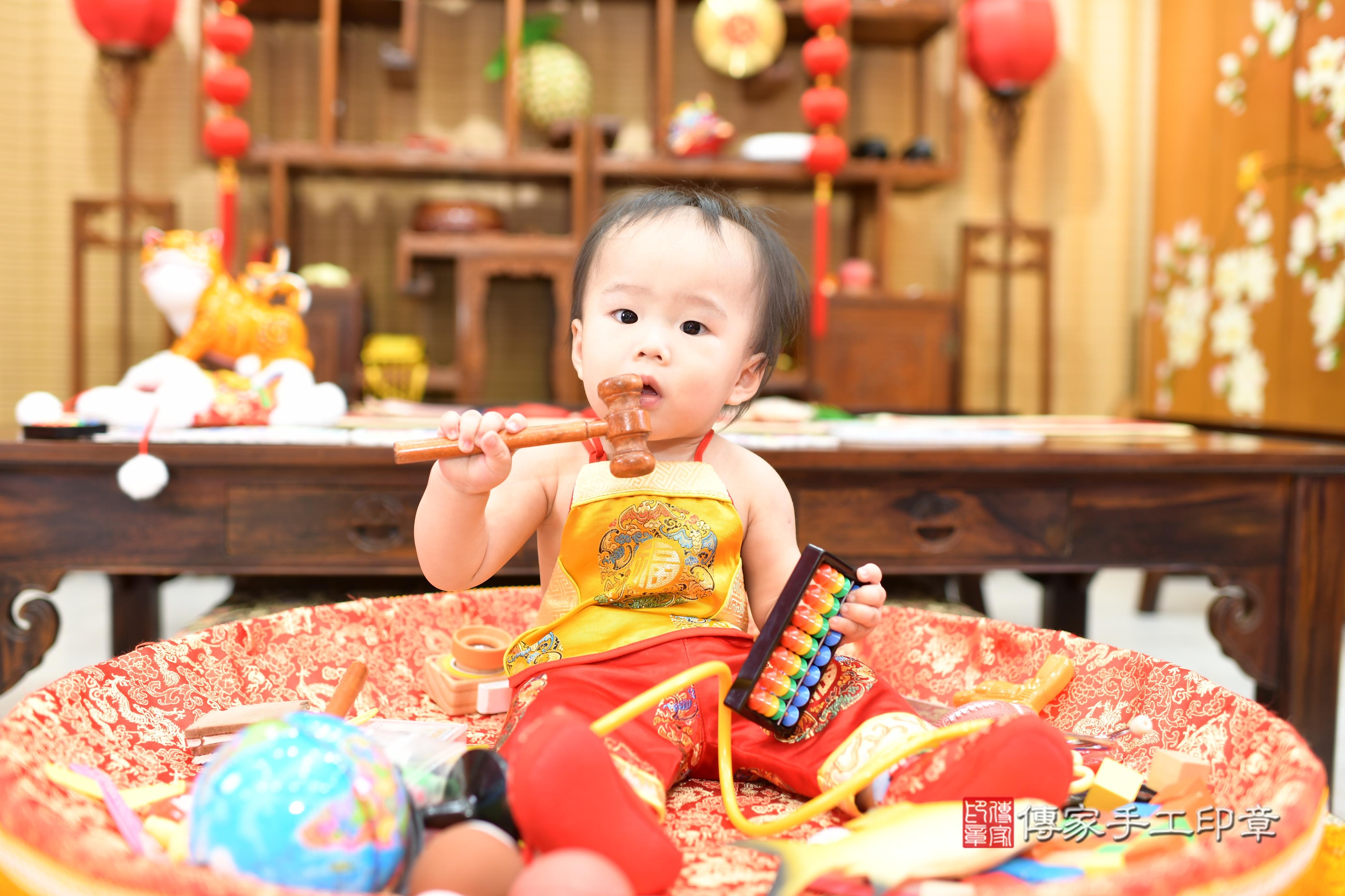 傳家手工印章台南店、抓周、度脺、中國風會場、傳家嬰兒古禮、吉祥話、抓周道具物品24種、拍照。抓周證書。寶寶抓周、滿周歲、生日快樂、祝福 傳家手工印章台南店、抓周、度脺、中國風會場、傳家嬰兒古禮、吉祥話、抓周道具物品24種、拍照。抓周證書。寶寶抓周、滿周歲、生日快樂、祝福