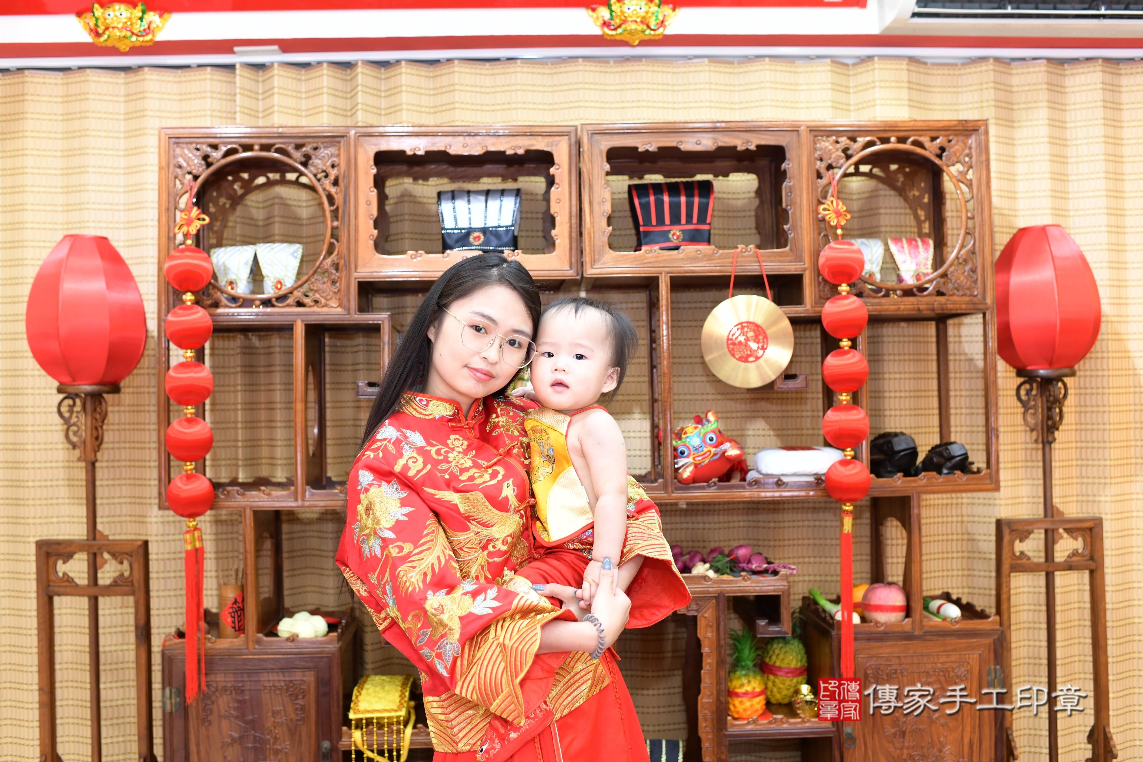 傳家手工印章台南店、抓周、度脺、中國風會場、傳家嬰兒古禮、吉祥話、抓周道具物品24種、拍照。抓周證書。寶寶抓周、滿周歲、生日快樂、祝福 傳家手工印章台南店、抓周、度脺、中國風會場、傳家嬰兒古禮、吉祥話、抓周道具物品24種、拍照。抓周證書。寶寶抓周、滿周歲、生日快樂、祝福