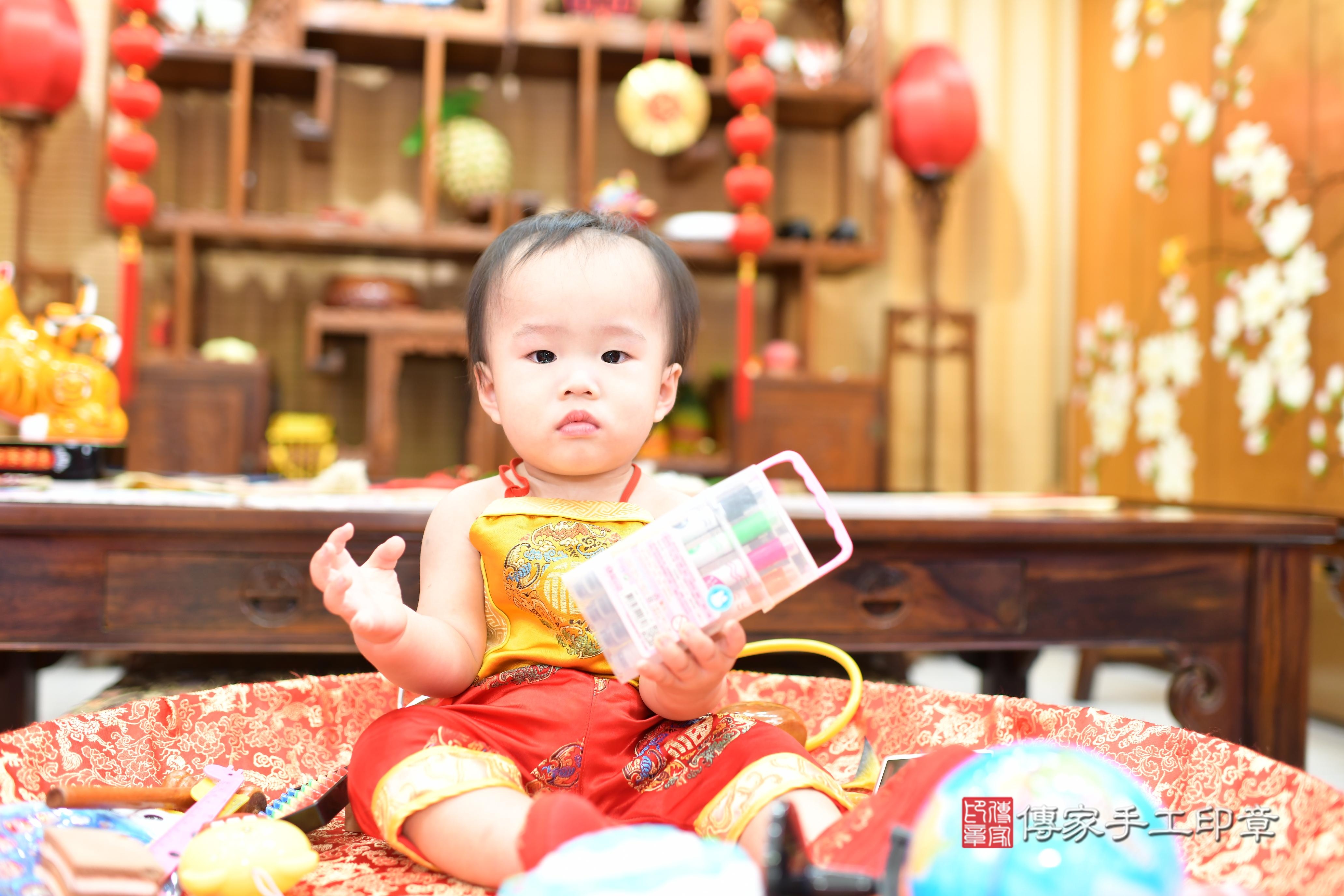 傳家手工印章台南店、抓周、度脺、中國風會場、傳家嬰兒古禮、吉祥話、抓周道具物品24種、拍照。抓周證書。寶寶抓周、滿周歲、生日快樂、祝福 傳家手工印章台南店、抓周、度脺、中國風會場、傳家嬰兒古禮、吉祥話、抓周道具物品24種、拍照。抓周證書。寶寶抓周、滿周歲、生日快樂、祝福