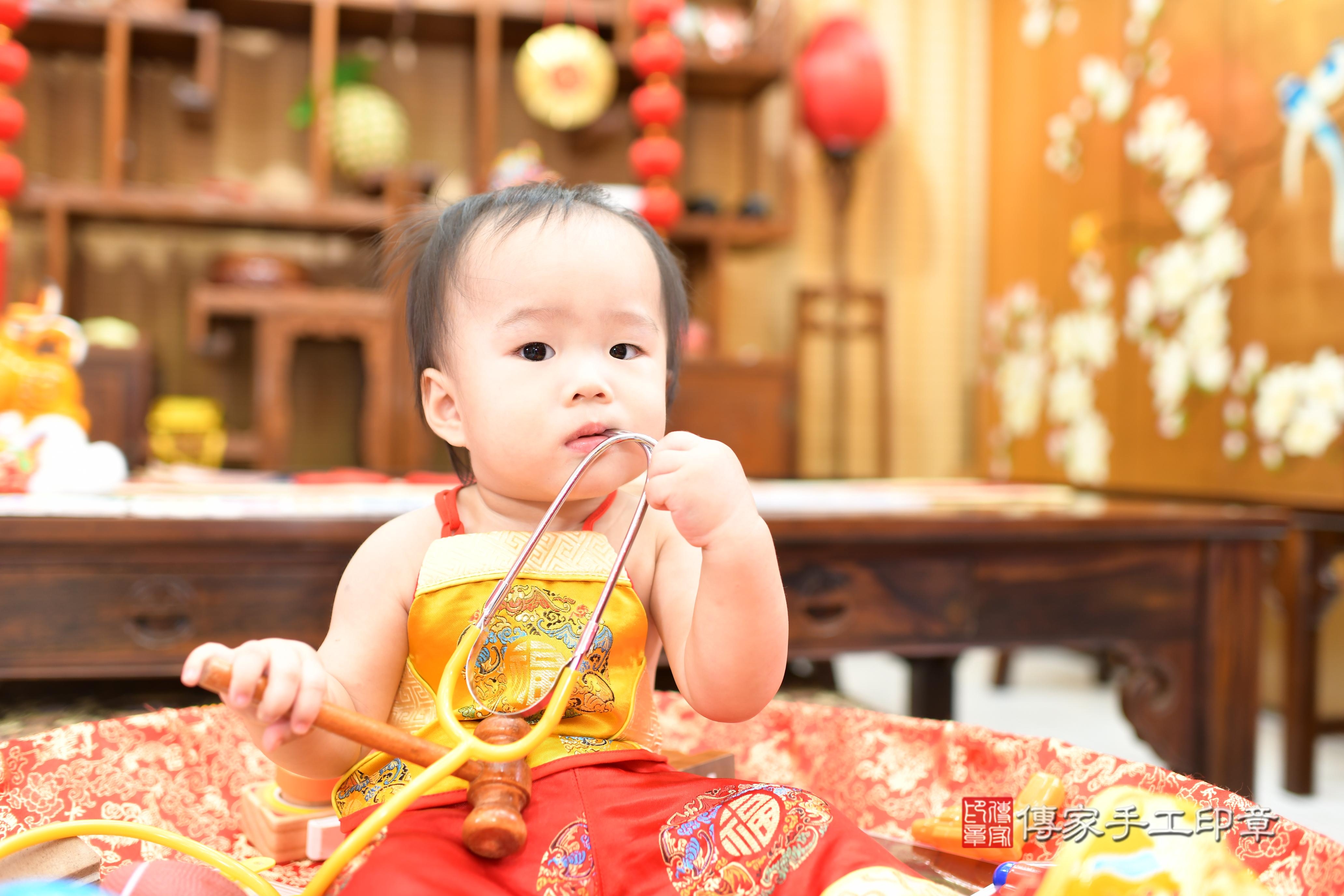 傳家手工印章台南店、抓周、度脺、中國風會場、傳家嬰兒古禮、吉祥話、抓周道具物品24種、拍照。抓周證書。寶寶抓周、滿周歲、生日快樂、祝福 傳家手工印章台南店、抓周、度脺、中國風會場、傳家嬰兒古禮、吉祥話、抓周道具物品24種、拍照。抓周證書。寶寶抓周、滿周歲、生日快樂、祝福