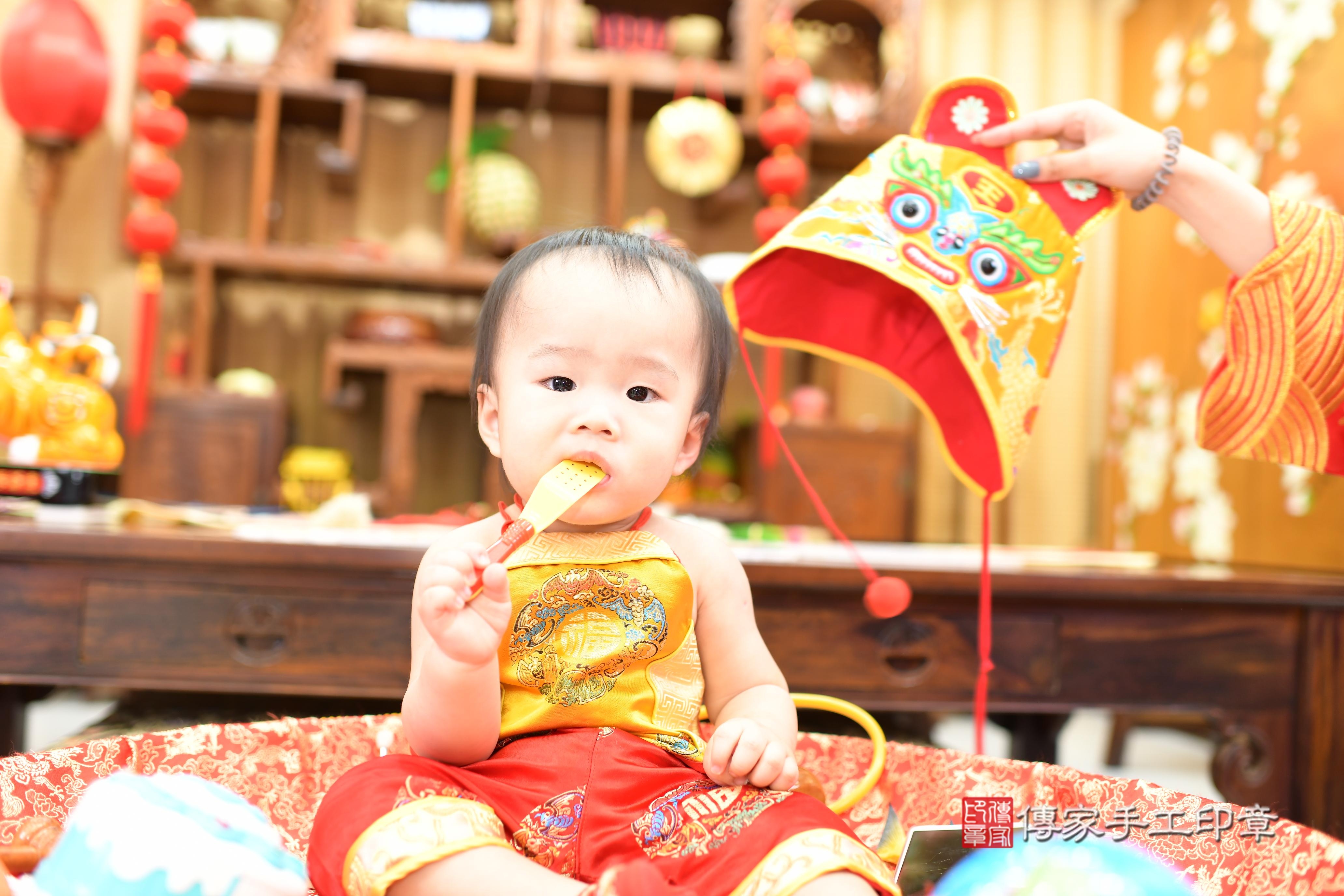 傳家手工印章台南店、抓周、度脺、中國風會場、傳家嬰兒古禮、吉祥話、抓周道具物品24種、拍照。抓周證書。寶寶抓周、滿周歲、生日快樂、祝福 傳家手工印章台南店、抓周、度脺、中國風會場、傳家嬰兒古禮、吉祥話、抓周道具物品24種、拍照。抓周證書。寶寶抓周、滿周歲、生日快樂、祝福