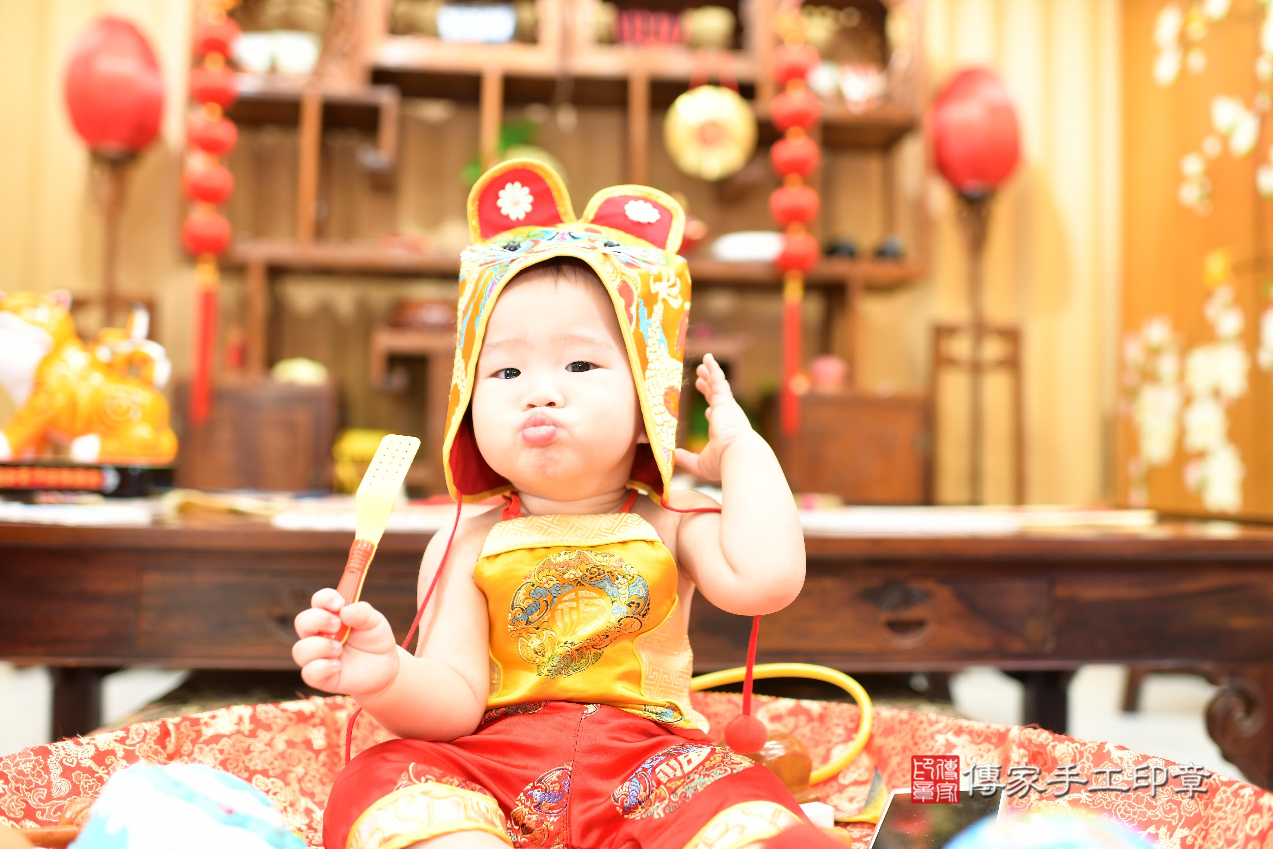 傳家手工印章台南店、抓周、度脺、中國風會場、傳家嬰兒古禮、吉祥話、抓周道具物品24種、拍照。抓周證書。寶寶抓周、滿周歲、生日快樂、祝福 傳家手工印章台南店、抓周、度脺、中國風會場、傳家嬰兒古禮、吉祥話、抓周道具物品24種、拍照。抓周證書。寶寶抓周、滿周歲、生日快樂、祝福