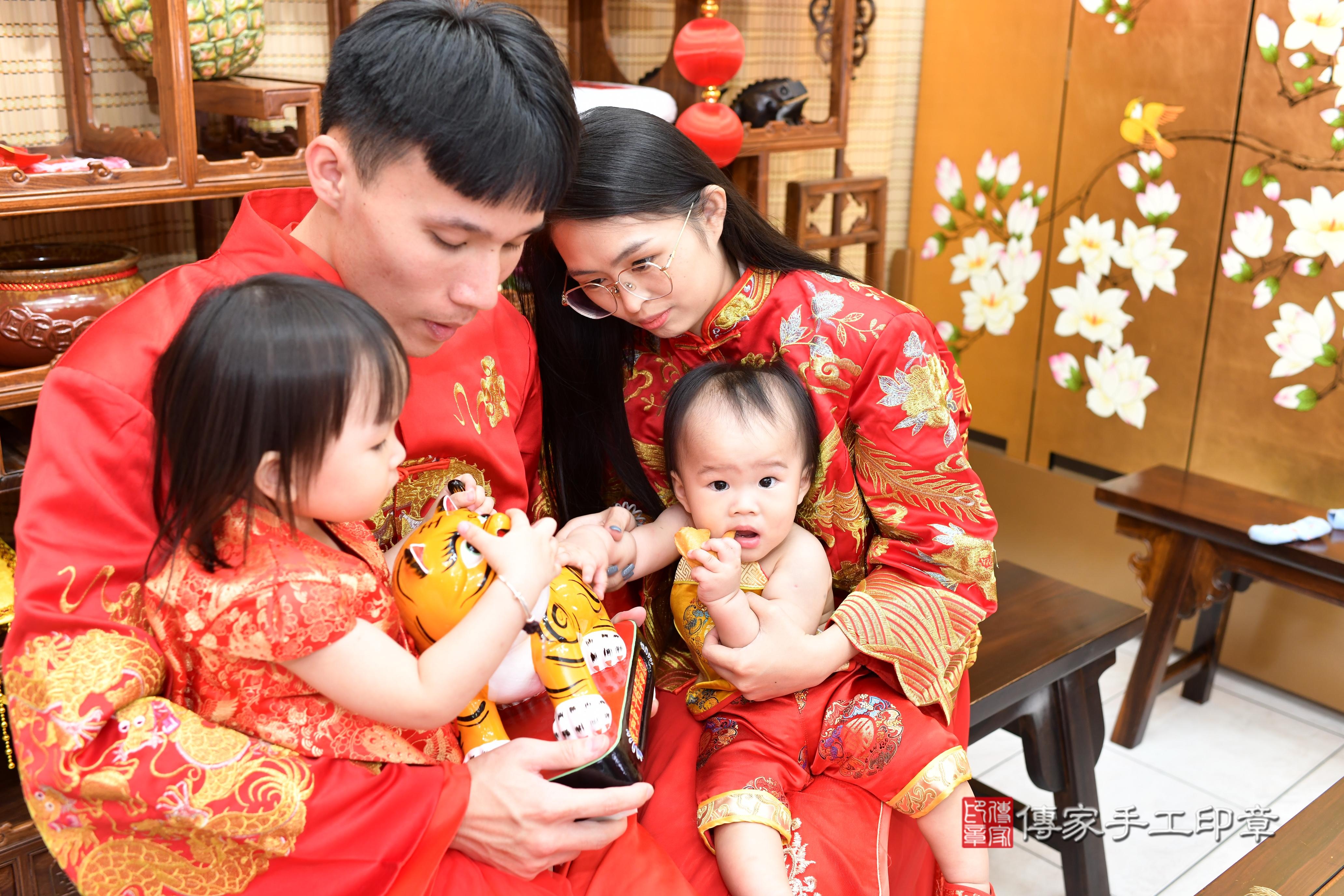 傳家手工印章台南店、抓周、度脺、中國風會場、傳家嬰兒古禮、吉祥話、抓周道具物品24種、拍照。抓周證書。寶寶抓周、滿周歲、生日快樂、祝福 傳家手工印章台南店、抓周、度脺、中國風會場、傳家嬰兒古禮、吉祥話、抓周道具物品24種、拍照。抓周證書。寶寶抓周、滿周歲、生日快樂、祝福