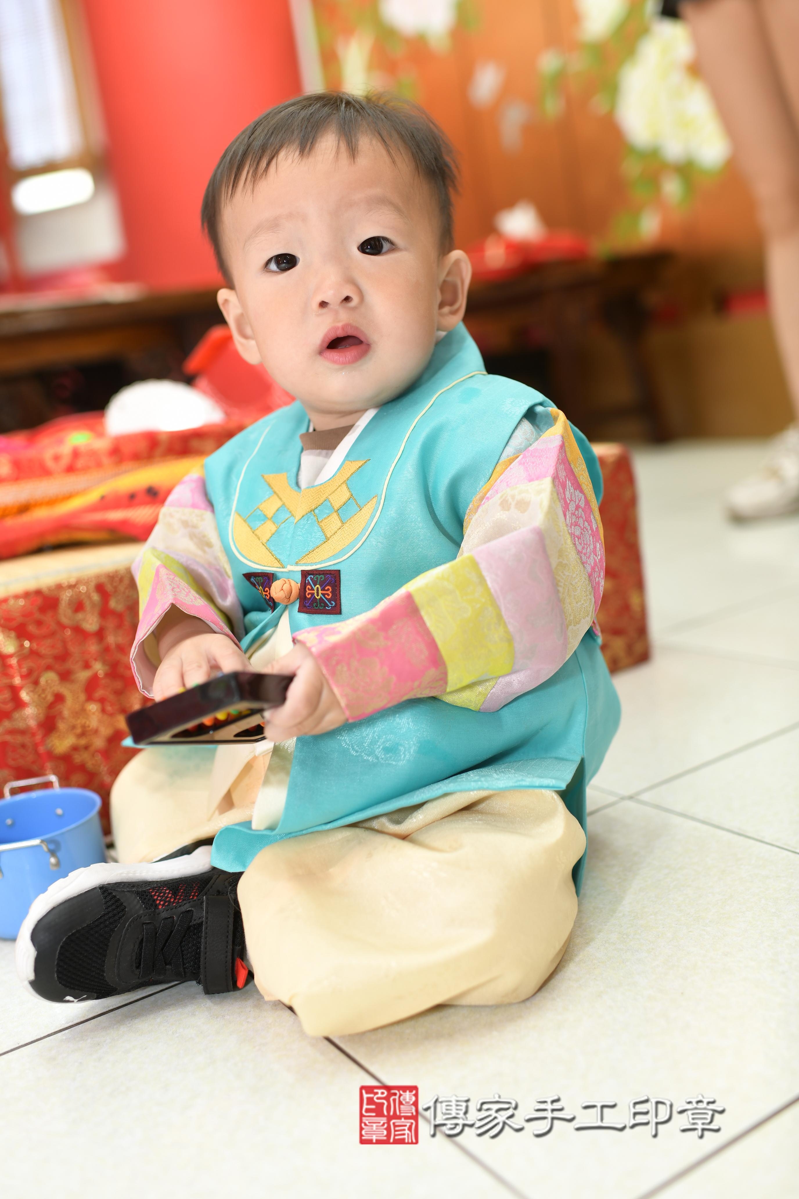 傳家手工印章高雄店、抓周、度脺、中國風會場、傳家嬰兒古禮、吉祥話、抓周道具物品24種、拍照。抓周證書。寶寶抓周、滿周歲、生日快樂、祝福 傳家手工印章高雄店、抓周、度脺、中國風會場、傳家嬰兒古禮、吉祥話、抓周道具物品24種、拍照。抓周證書。寶寶抓周、滿周歲、生日快樂、祝福