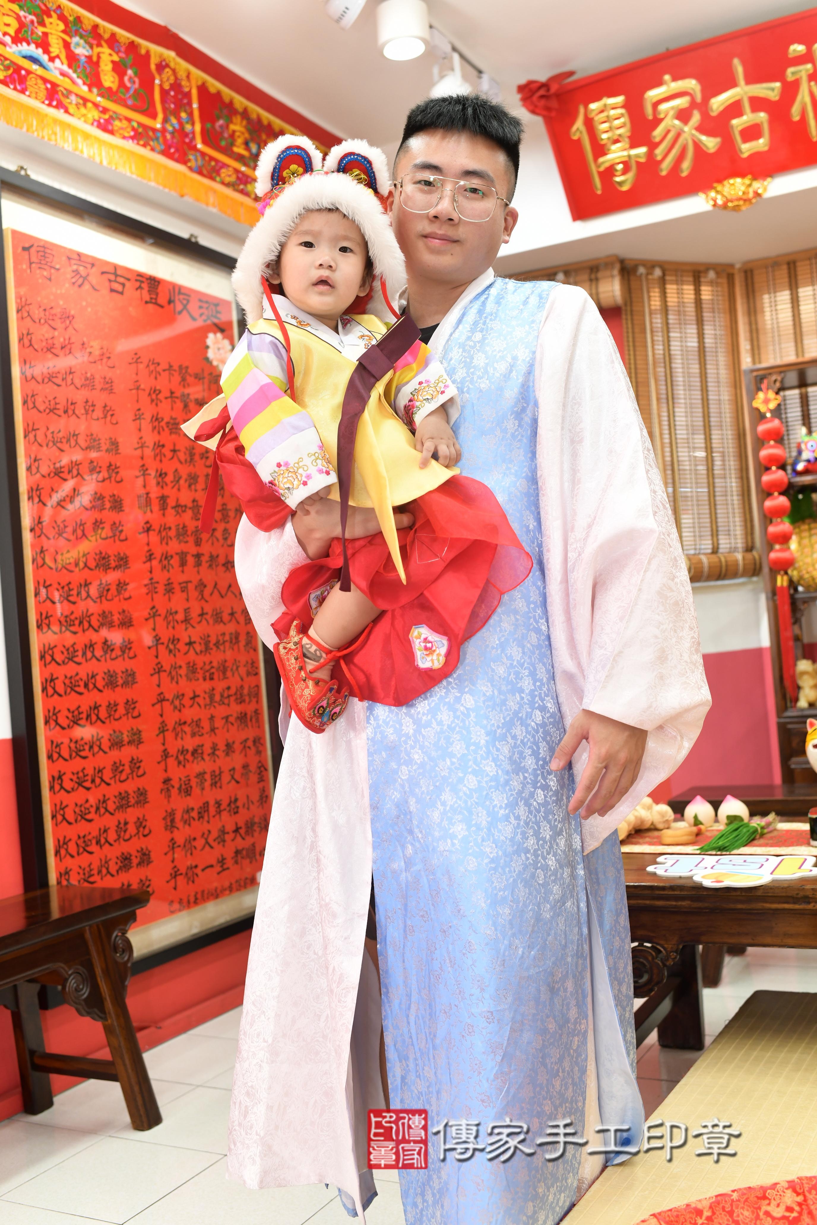 傳家手工印章高雄店、抓周、度脺、中國風會場、傳家嬰兒古禮、吉祥話、抓周道具物品24種、拍照。抓周證書。寶寶抓周、滿周歲、生日快樂、祝福 傳家手工印章高雄店、抓周、度脺、中國風會場、傳家嬰兒古禮、吉祥話、抓周道具物品24種、拍照。抓周證書。寶寶抓周、滿周歲、生日快樂、祝福