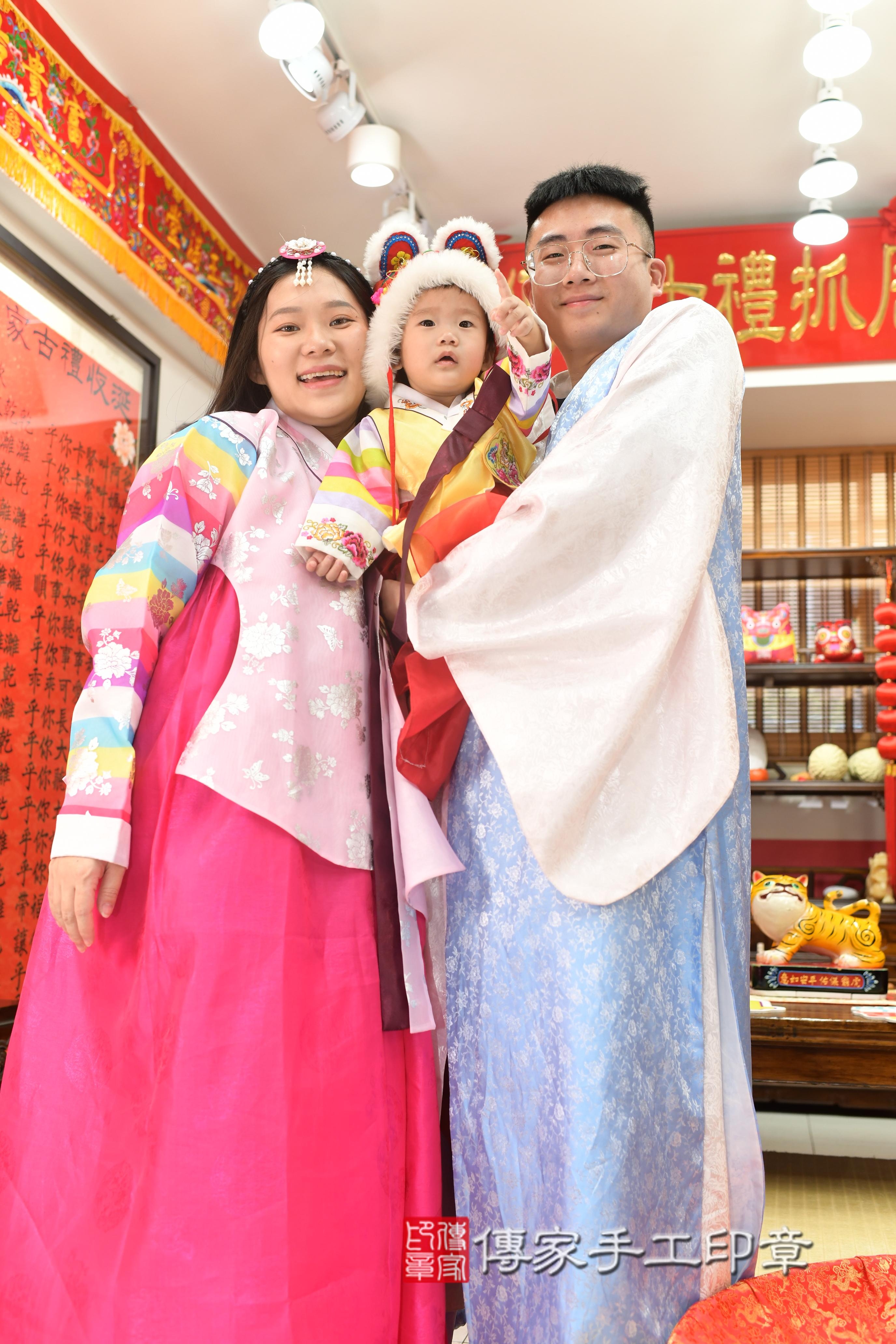 傳家手工印章高雄店、抓周、度脺、中國風會場、傳家嬰兒古禮、吉祥話、抓周道具物品24種、拍照。抓周證書。寶寶抓周、滿周歲、生日快樂、祝福 傳家手工印章高雄店、抓周、度脺、中國風會場、傳家嬰兒古禮、吉祥話、抓周道具物品24種、拍照。抓周證書。寶寶抓周、滿周歲、生日快樂、祝福