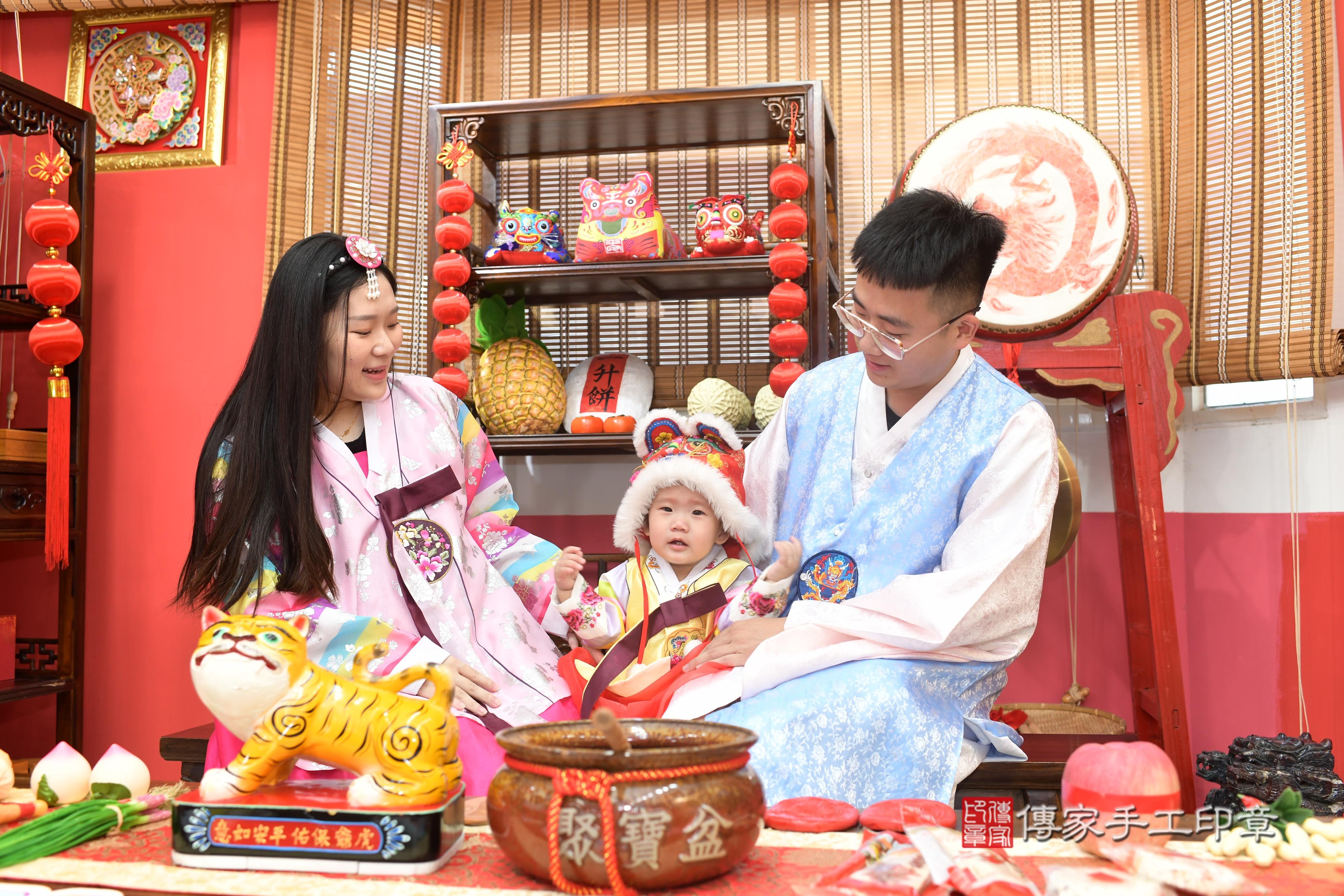 傳家手工印章高雄店、抓周、度脺、中國風會場、傳家嬰兒古禮、吉祥話、抓周道具物品24種、拍照。抓周證書。寶寶抓周、滿周歲、生日快樂、祝福 傳家手工印章高雄店、抓周、度脺、中國風會場、傳家嬰兒古禮、吉祥話、抓周道具物品24種、拍照。抓周證書。寶寶抓周、滿周歲、生日快樂、祝福