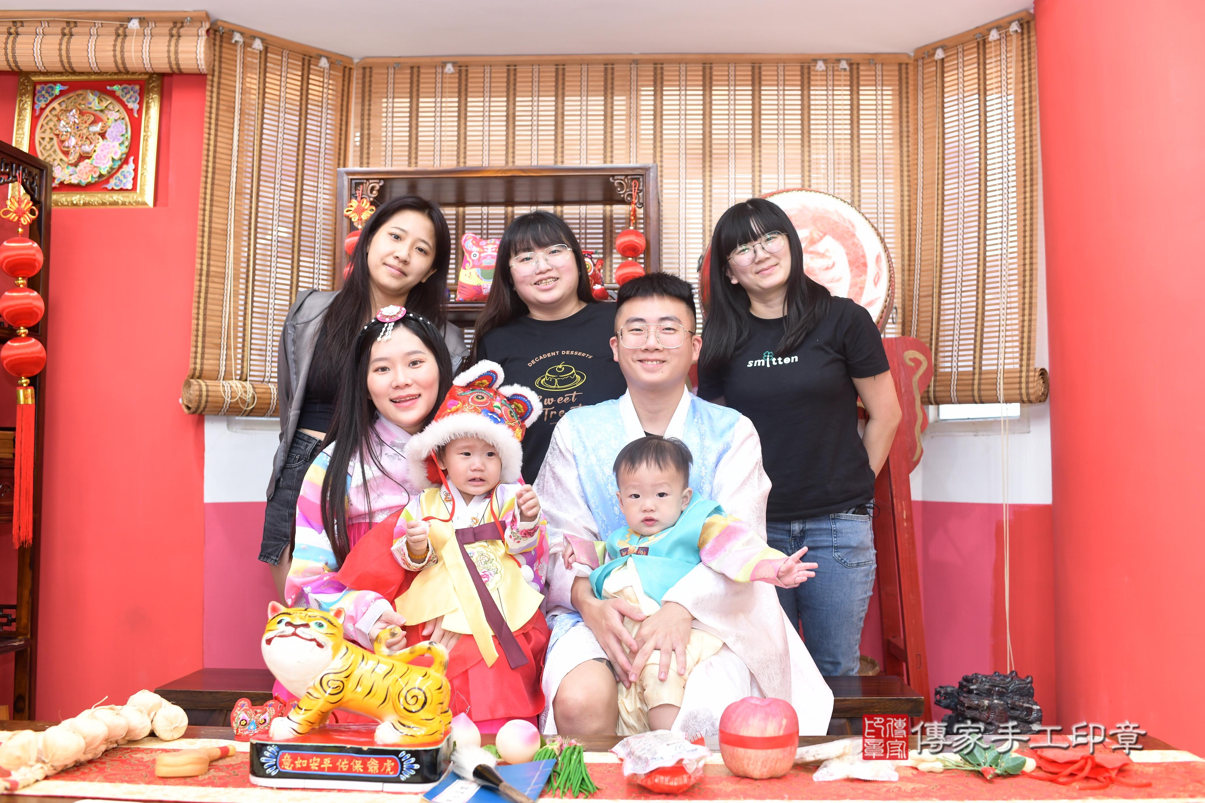 傳家手工印章高雄店、抓周、度脺、中國風會場、傳家嬰兒古禮、吉祥話、抓周道具物品24種、拍照。抓周證書。寶寶抓周、滿周歲、生日快樂、祝福 傳家手工印章高雄店、抓周、度脺、中國風會場、傳家嬰兒古禮、吉祥話、抓周道具物品24種、拍照。抓周證書。寶寶抓周、滿周歲、生日快樂、祝福