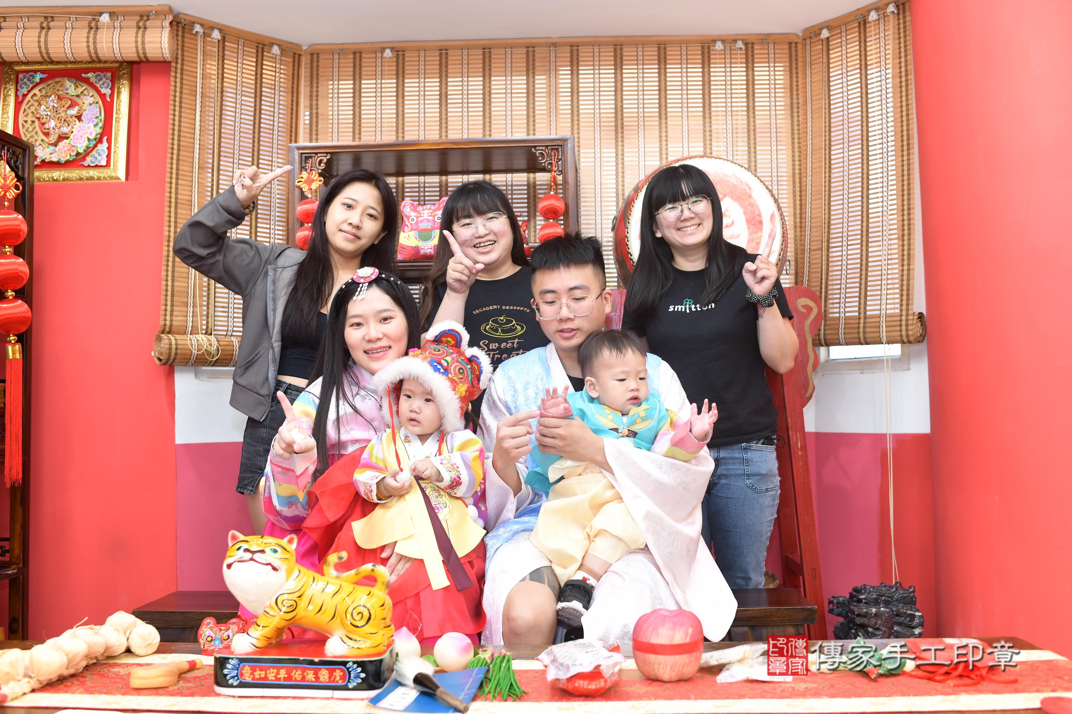 傳家手工印章高雄店、抓周、度脺、中國風會場、傳家嬰兒古禮、吉祥話、抓周道具物品24種、拍照。抓周證書。寶寶抓周、滿周歲、生日快樂、祝福 傳家手工印章高雄店、抓周、度脺、中國風會場、傳家嬰兒古禮、吉祥話、抓周道具物品24種、拍照。抓周證書。寶寶抓周、滿周歲、生日快樂、祝福