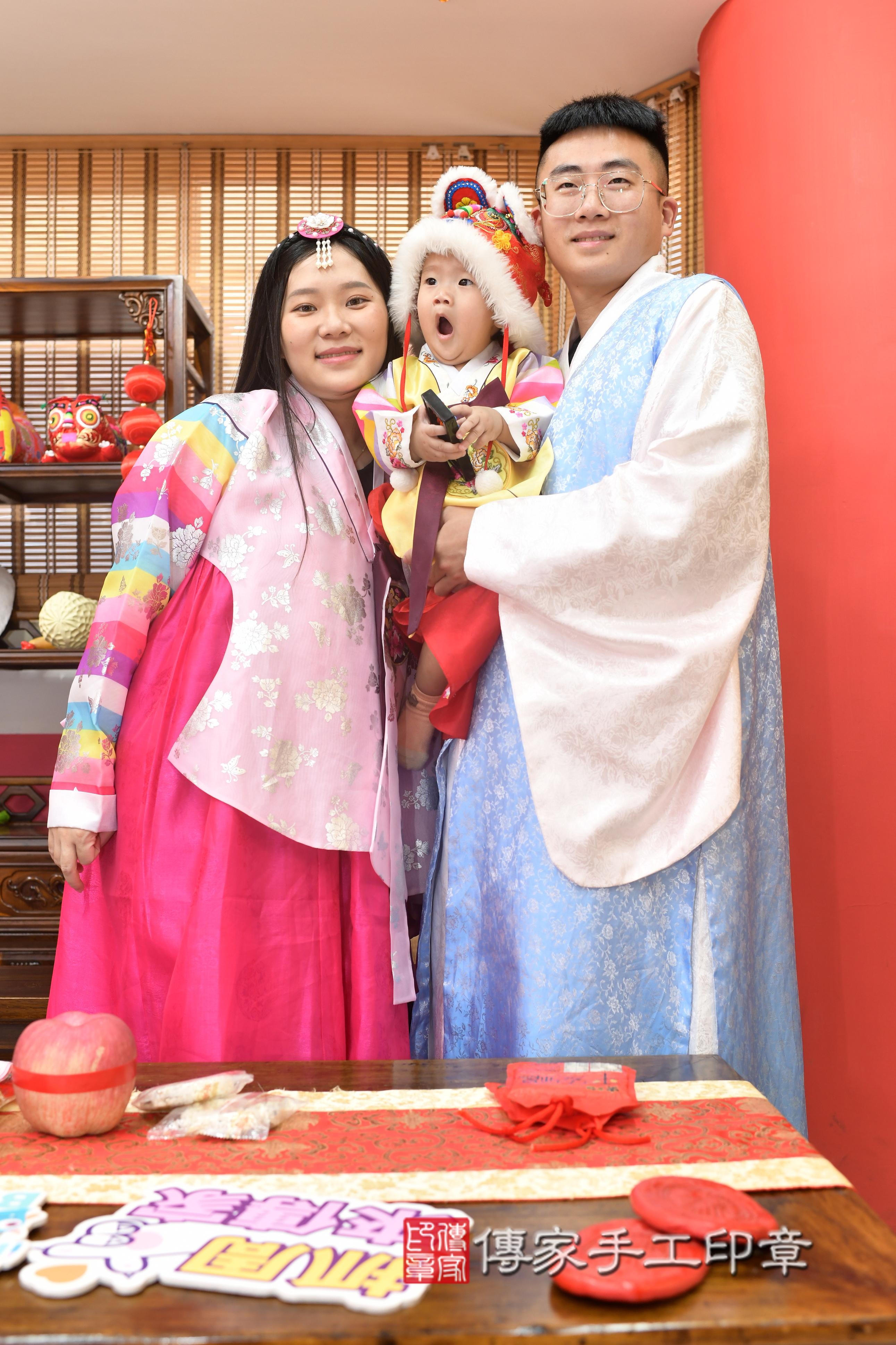 傳家手工印章高雄店、抓周、度脺、中國風會場、傳家嬰兒古禮、吉祥話、抓周道具物品24種、拍照。抓周證書。寶寶抓周、滿周歲、生日快樂、祝福12 傳家手工印章高雄店、抓周、度脺、中國風會場、傳家嬰兒古禮、吉祥話、抓周道具物品24種、拍照。抓周證書。寶寶抓周、滿周歲、生日快樂、祝福12